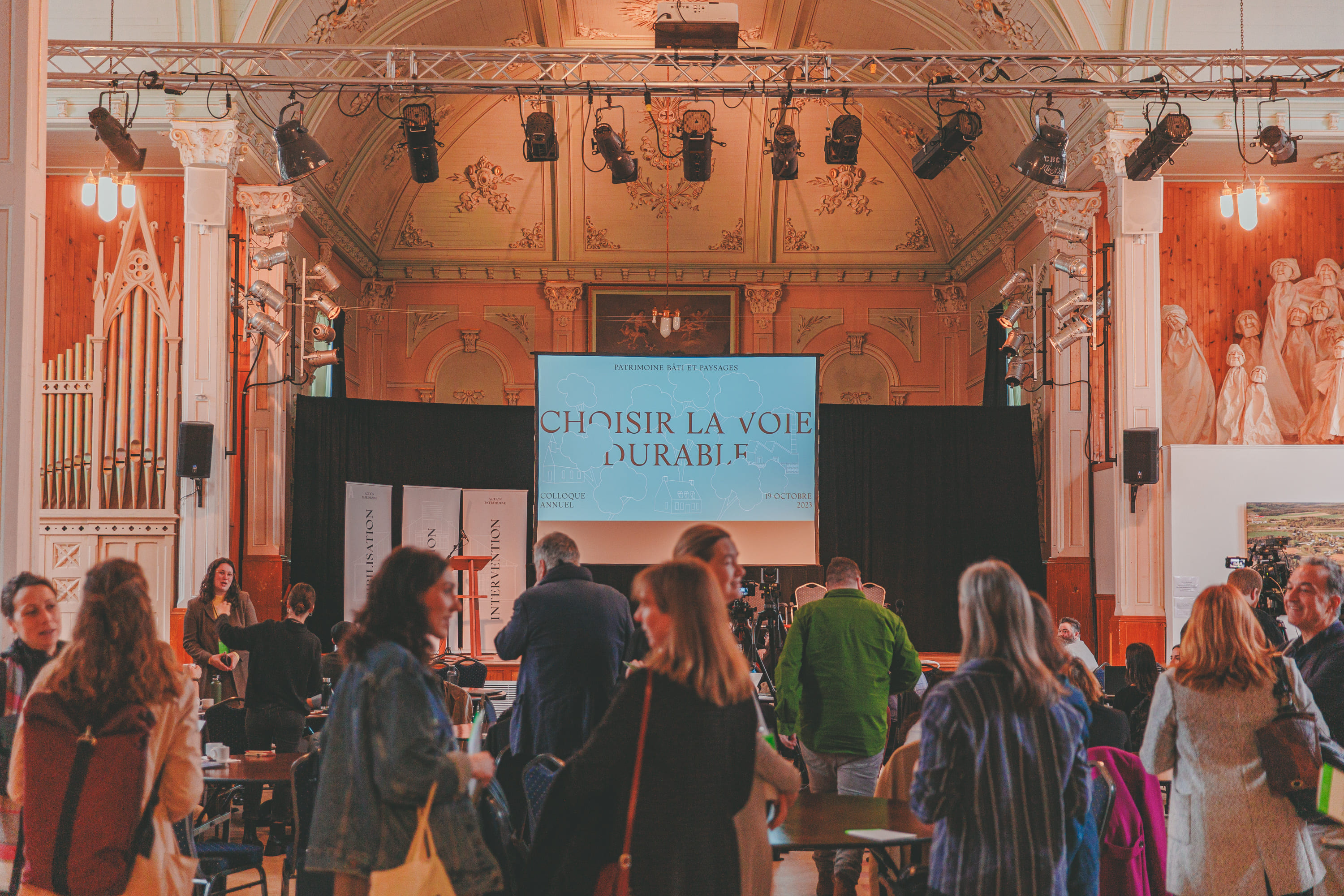 Depuis de nombreuses années, Action patrimoine crée des événements pour les professionnel.le.s du patrimoine. Ici, le colloque Choisir la voie durable, en 2023 à Saint-Camille. Depuis de nombreuses années, Action patrimoine crée des événements pour les professionnel.le.s du patrimoine. Ici, le colloque Choisir la voie durable, en 2023 à Saint-Camille.