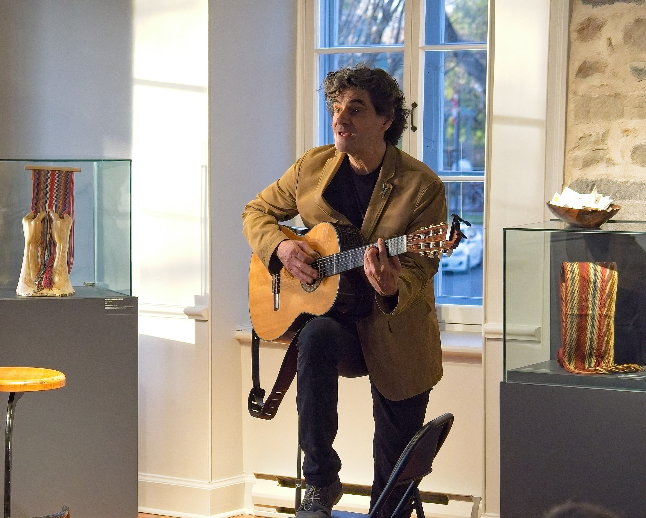 Claud Michaud a ravi les participants en interprétant quelques chansons de Félix Leclerc entouré par les artéfacts de l’exposition permanente de la Maison nationale des patriotes.