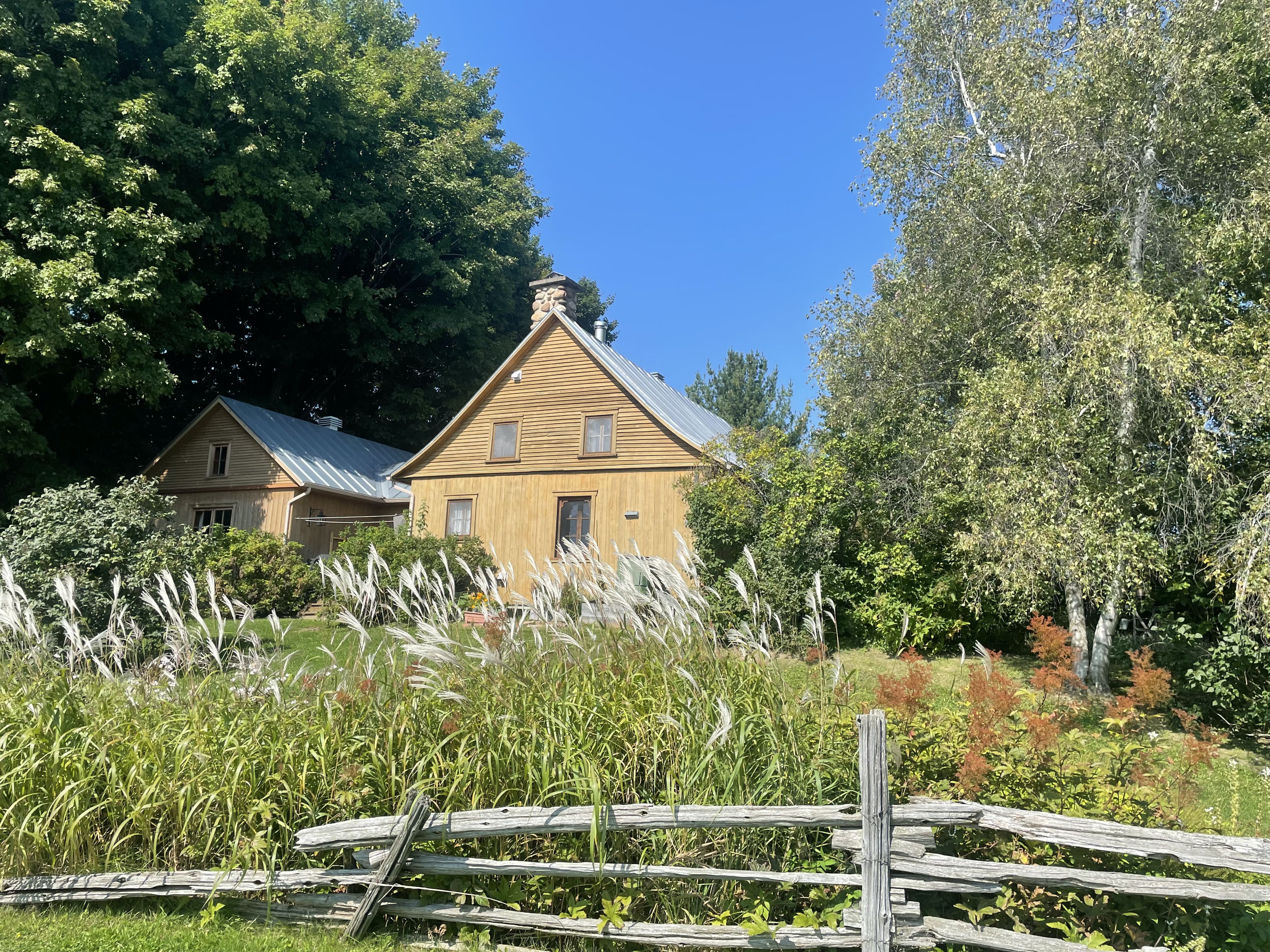 Maison de la ferme Casaubon, construite en 1832 à Saint-Justin en Mauricie, déplacée sur un nouveau site en 1976.