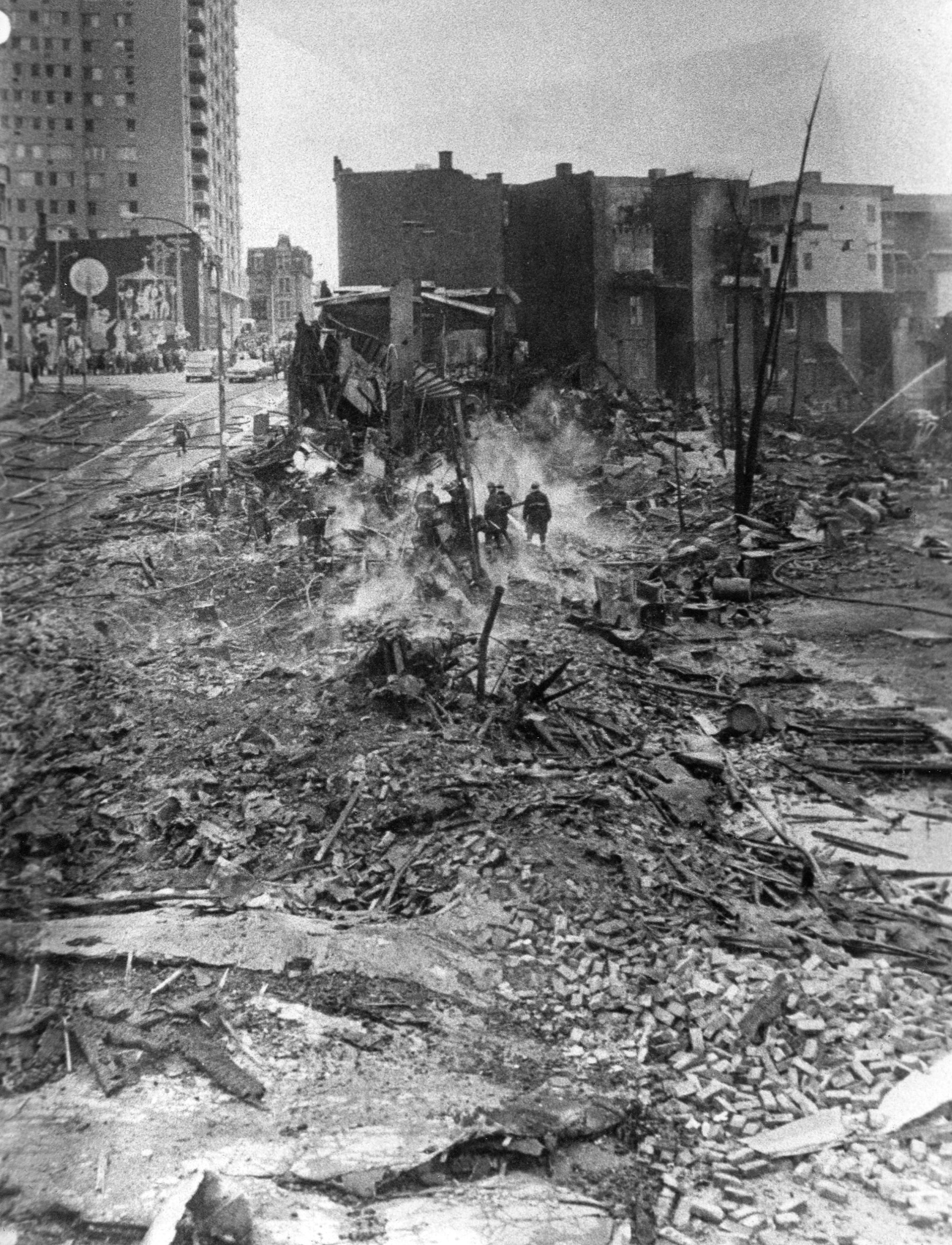 Ruines fumantes sur la rue Amherst (aujourd’hui Atateken) lors du « weekend rouge », 1974. Collection Claude Waters.