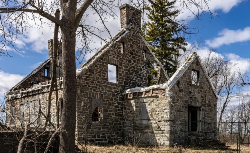 Maison Michel-Robillard à Sainte-Anne de Bellevue (1797). Bien que classée par le gouvernement du Québec, son avenir reste incertain