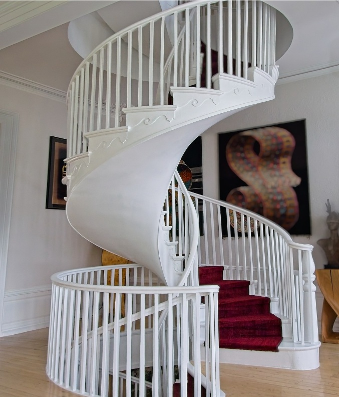 Exceptionnel escalier en spirale, sans poteau central, qui relie les trois étages de la maison