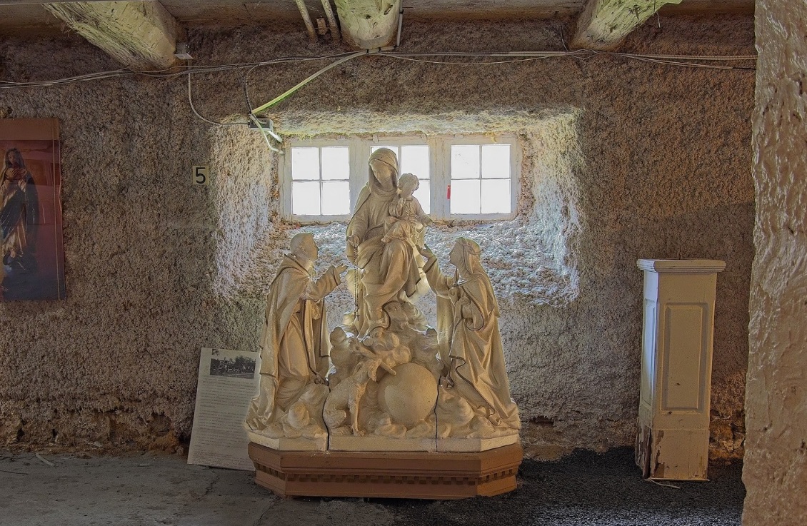 Statue de la Vierge présente dans la crypte