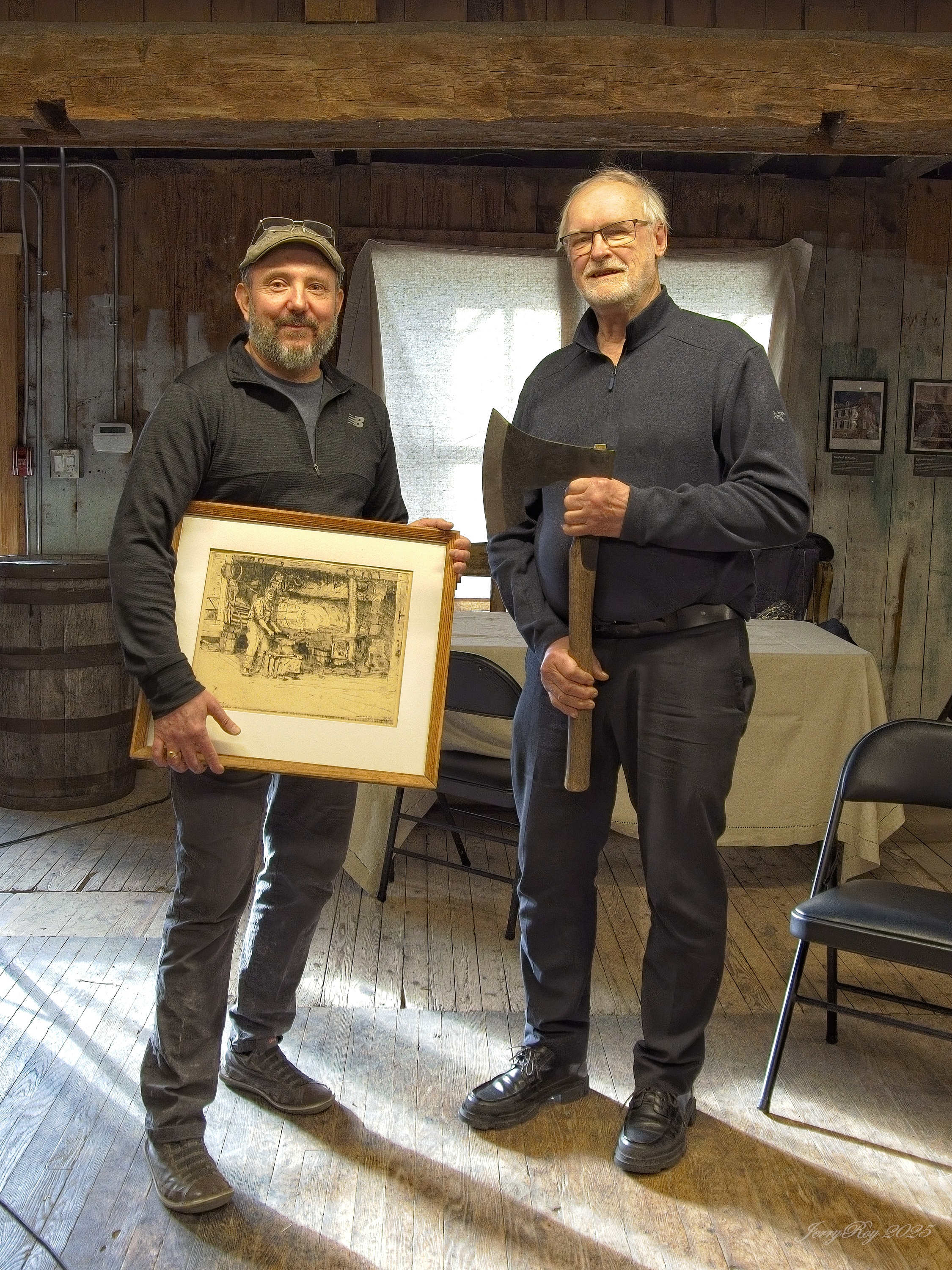 Remise d’une gravure de l’artiste André Nelson, illustrant la forge de Cap-Rouge, à Alexandre Maquet