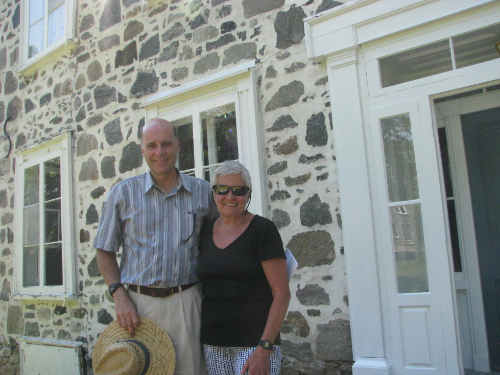 Les nouveaux propriétaires Gilles Marchand et Denise Gouin, devant le Manoir Baby-Méthot. Photo : Chantal Beauregard.