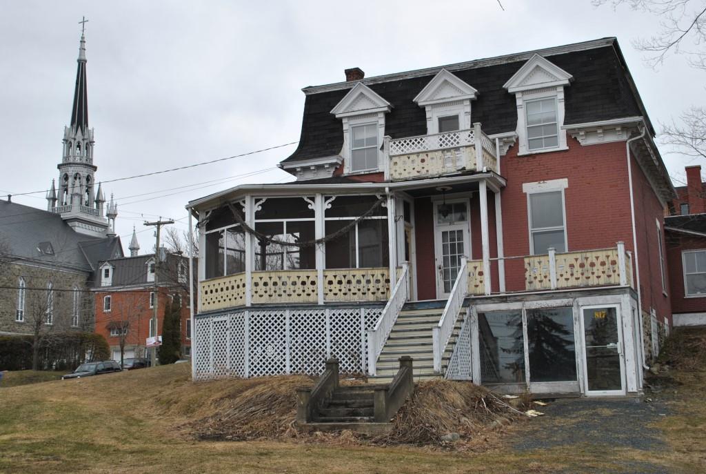 La maison Tourigny à Magog, avant de tomber sous le pic des démolisseurs.  Photo : Dany Jacques / TC Media-lerefletdulac.com