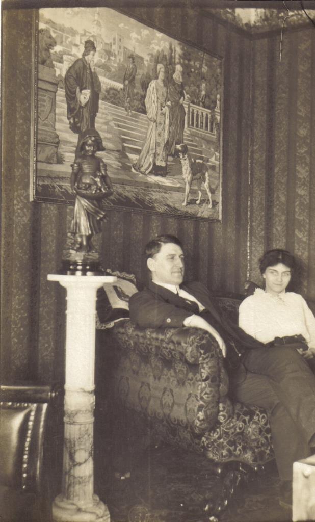 Mme Augustine Luneau-Baril et son époux P. Rodolphe Baril dans le salon de leur résidence à Warwick (vers 1925).