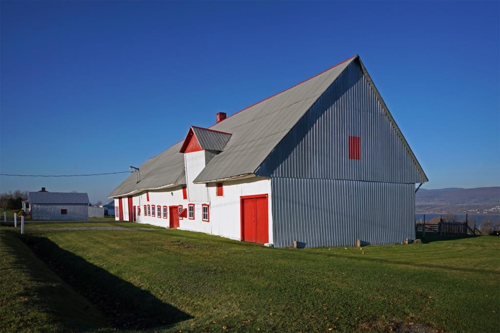 Une grange longue québécoise : architecture vernaculaire caractéristique à la fin de sa route. Photo : Arthur Plumpton.