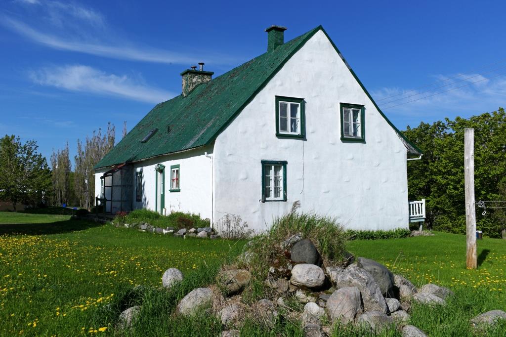 Plumpton_1. Asymétrie de l’architecture vernaculaire – maison de pierre du XVIIIe siècle. Photo : Arthur Plumpton.