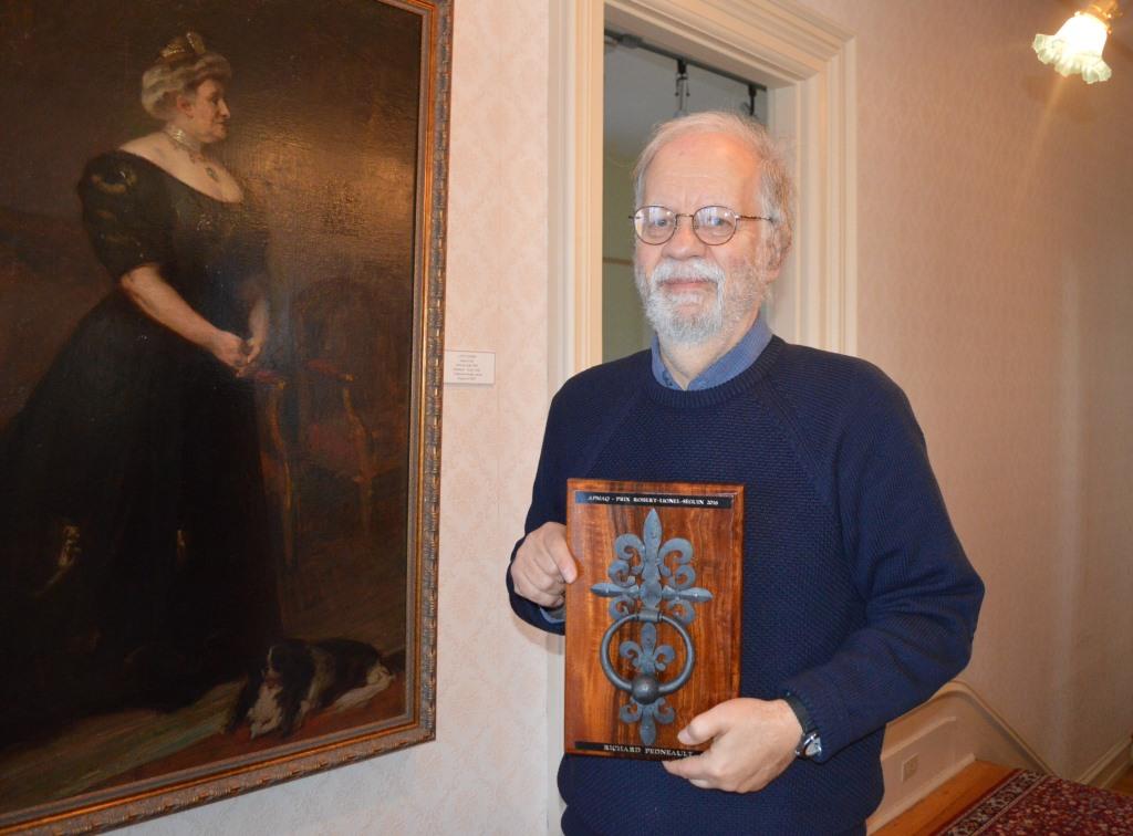 Richard Pedneault, lauréat du prix Robert-Lionel-Séguin, sous le regard de Lady Laurier peinte par Suzor-Côté, dans le Musée Laurier de Victoriaville. Crédit photo : Manon Toupin, gracieuseté de www.lanouvelle.net.