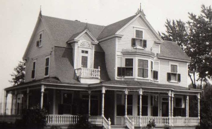 Ajout d’une aile vers 1923 et d’une longue galerie. Archives de la famille Oscar Benoît