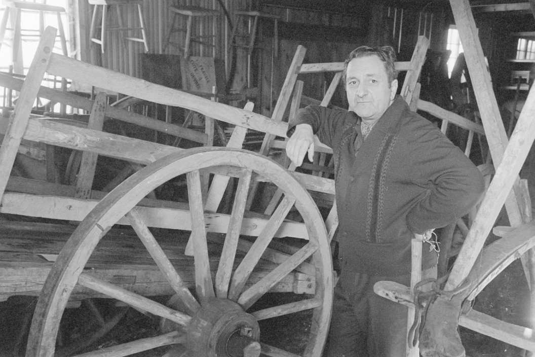 Robert-Lionel Séguin. (Gabor Szilasi, Reportage chez Robert Lionel Séguin, ethnologue, Rigaud (1970), Fonds du Ministère de la Culture, des Communications et de la Condition féminine, Office du film du Québec.)