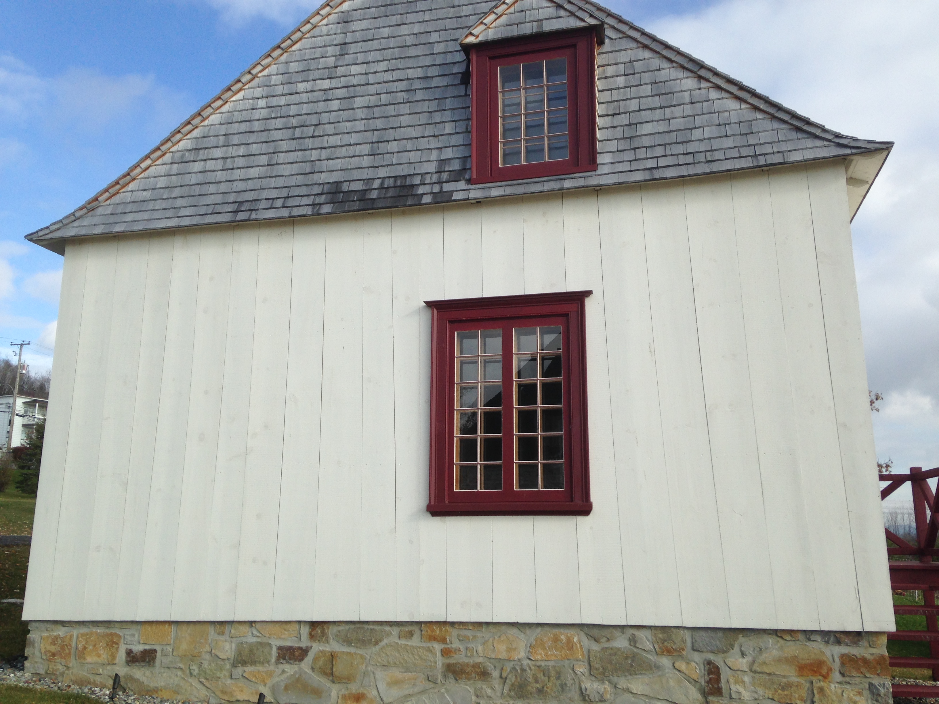 Fenêtres à plusieurs carreaux d’un des bâtiments accessoires du manoir de Charleville situé à Boischatel, près de Québec.