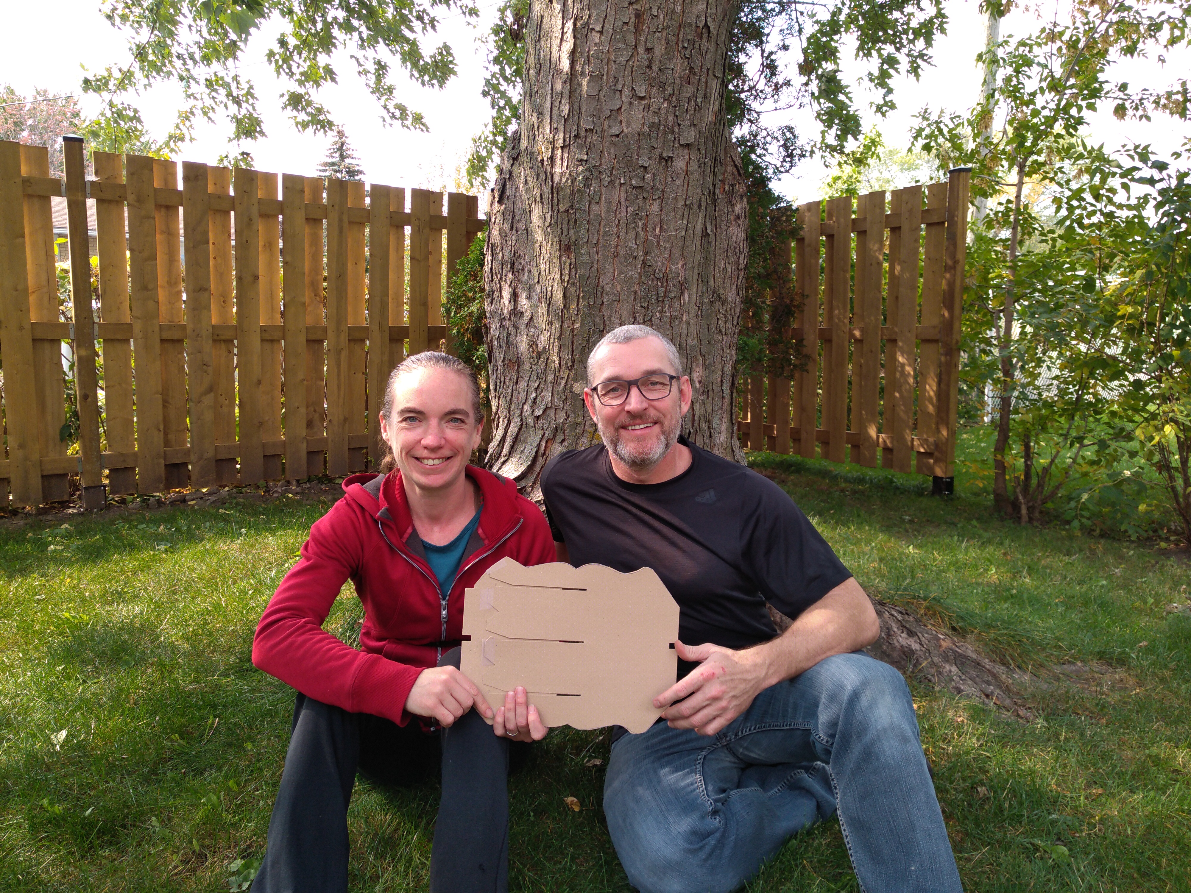 Les lauréats du prix Thérèse-Romer 2020 posant fièrement avec la plaque en carton (de fabrication artisanale) dans l’attente de recevoir la plaque officielle des représentants de l’APMAQ.