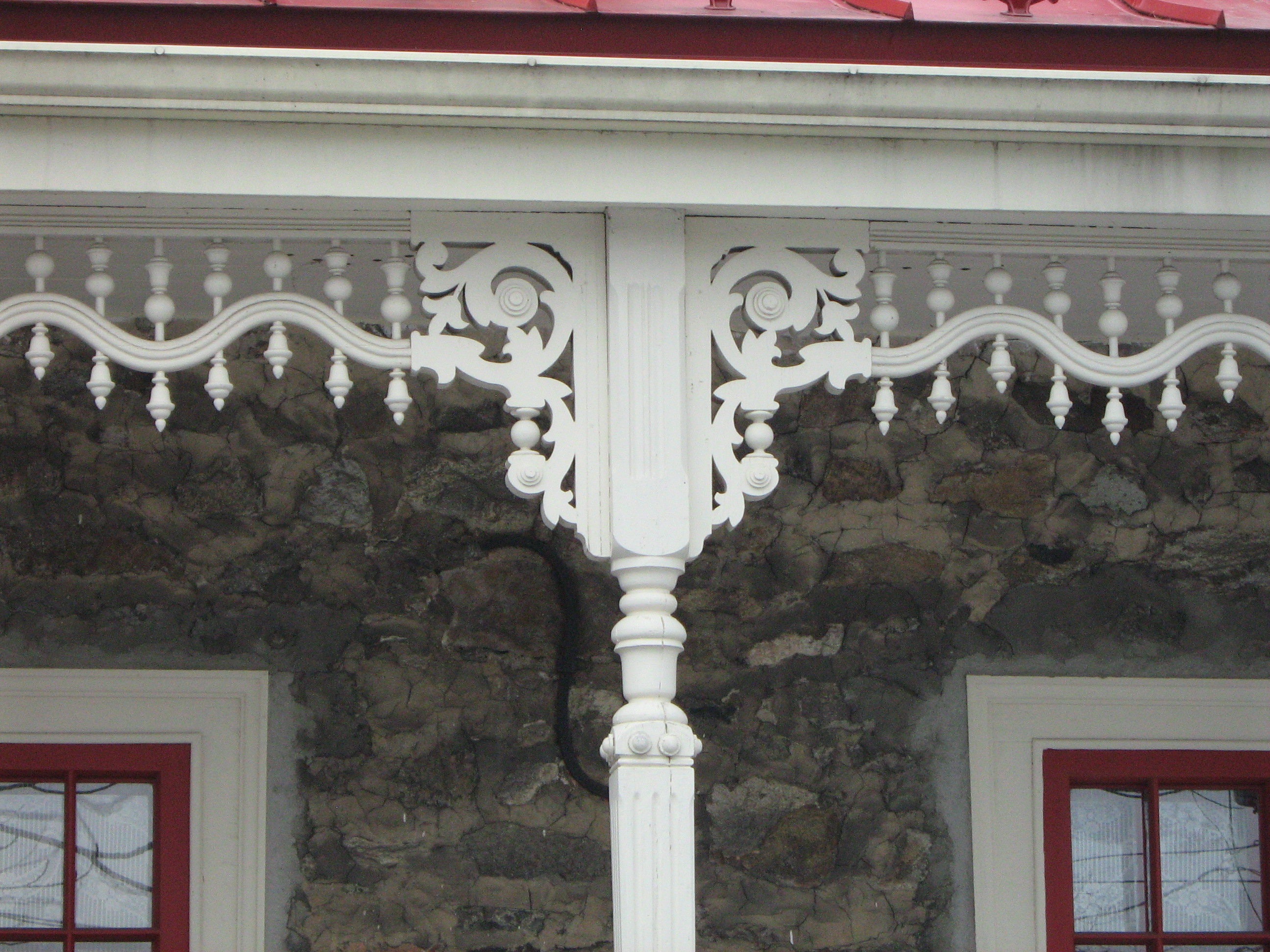 Aisseliers et boiseries décoratives ornant la galerie de la façade avant.