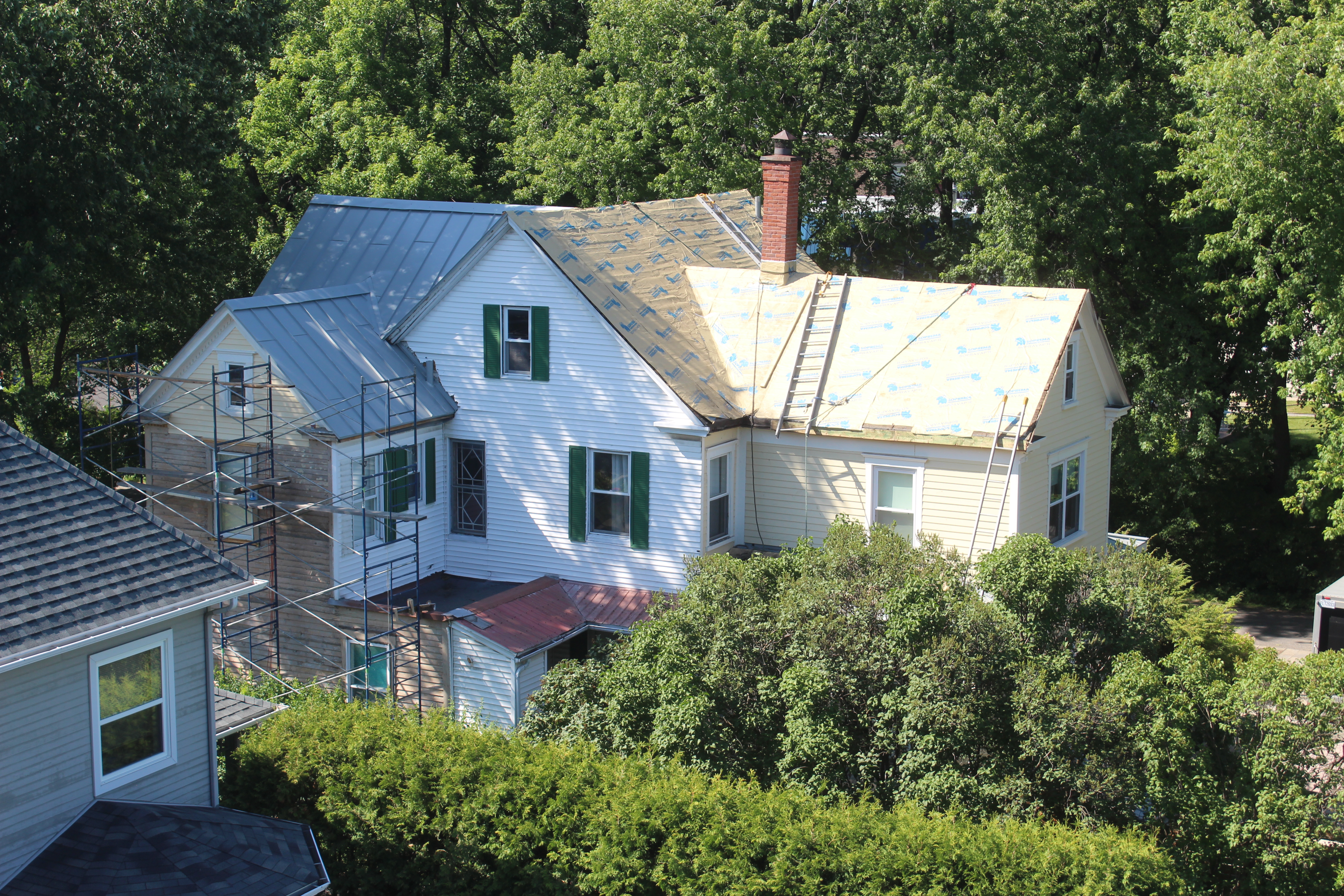 Phase II des travaux de toiture (partie arrière de la maison). Photo prise du balcon au 5e étage d’un sympathique voisin.