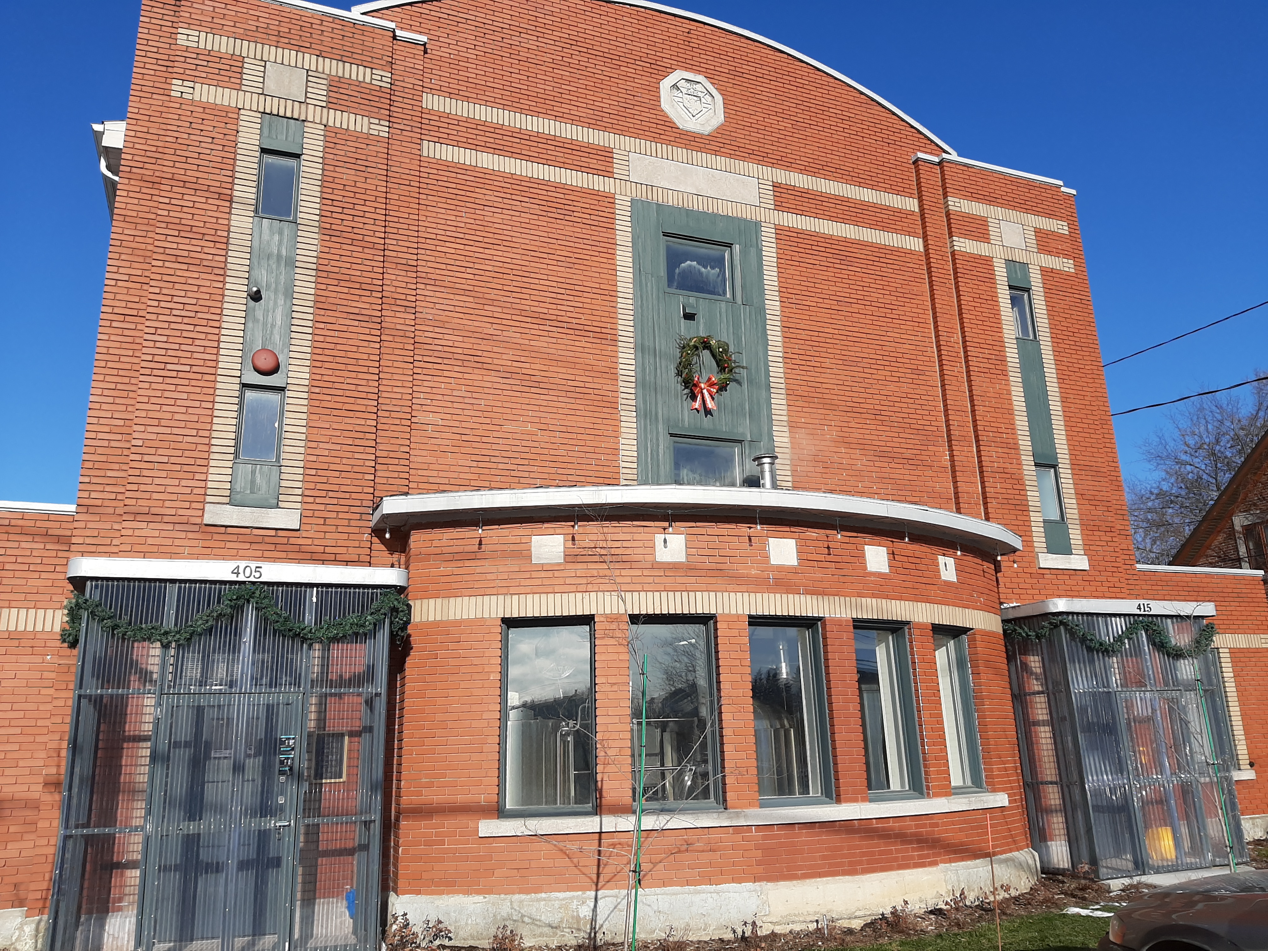 Microbrasserie les Grands Bois, Saint-Casimir de Portneuf. Magnifique bâtiment Art déco dessiné en 1946 par l’architecte trifluvien Ernest L. Denoncourt (1888-1972).