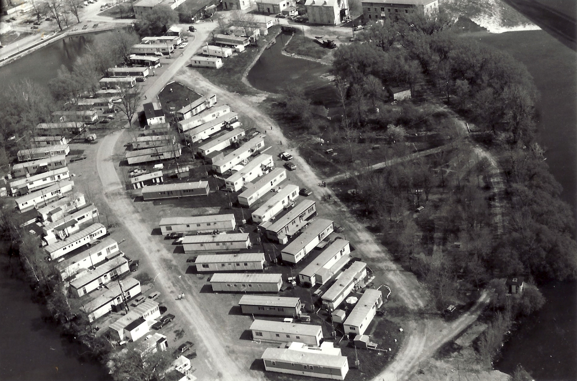 Mes premiers contacts avec le vieux Terrebonne remontent à mes années d’études au Séminaire Saint-Sacrement (1967-1970). L’île-des-Moulins accueillait alors des entreprises artisanales et un parc de maisons mobiles. Certains s’inquiétaient avec raison de l’avenir de ce site dont on reconnaîtrait quelques années plus tard le caractère exceptionnel. Photo SHRT P001-1-19