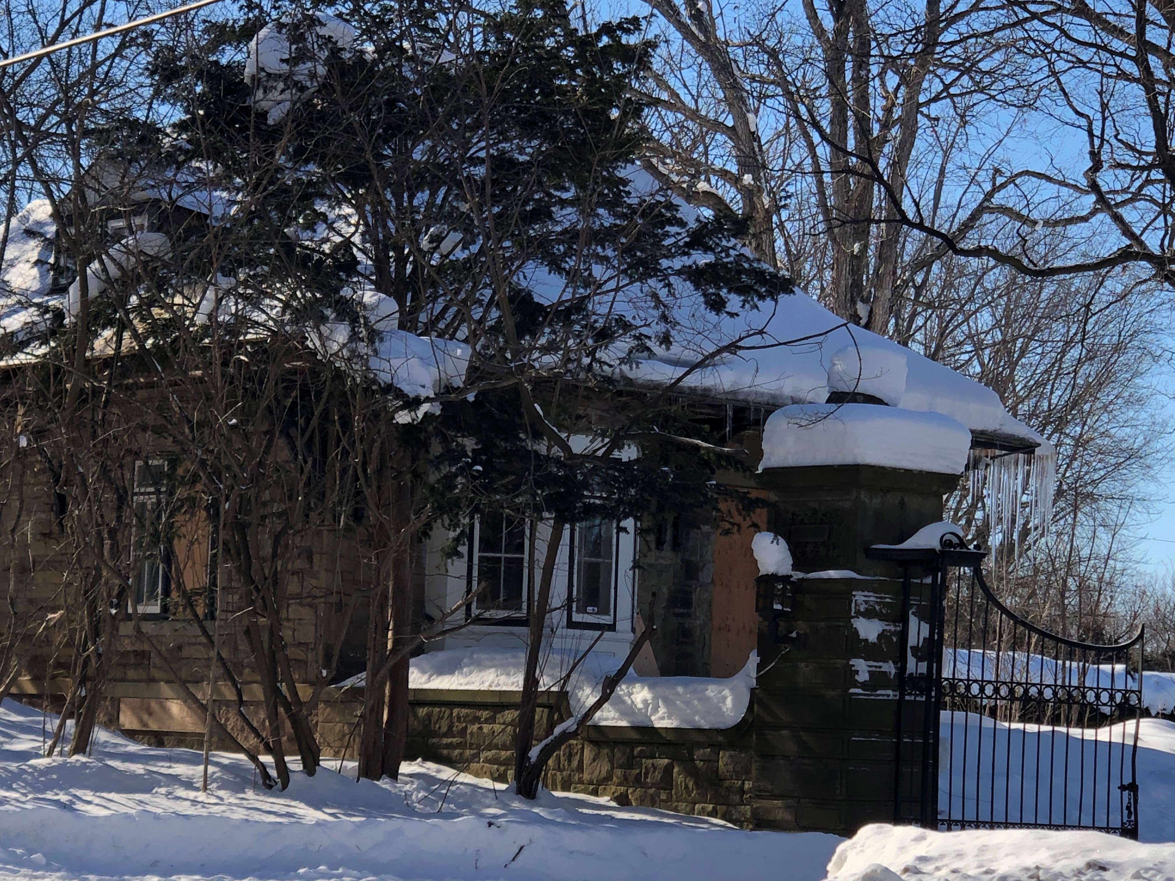 2. Dépendance de la maison Richard-Bladworth-Angus, dite « Pine Bluff ». La maison du gardien « Gate House » et la grille d’entrée.