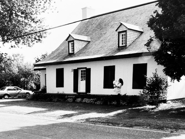 3. Nouveau recouvrement de toiture de bardeaux de cèdre. 3. Nouveau recouvrement de toiture de bardeaux de cèdre.
