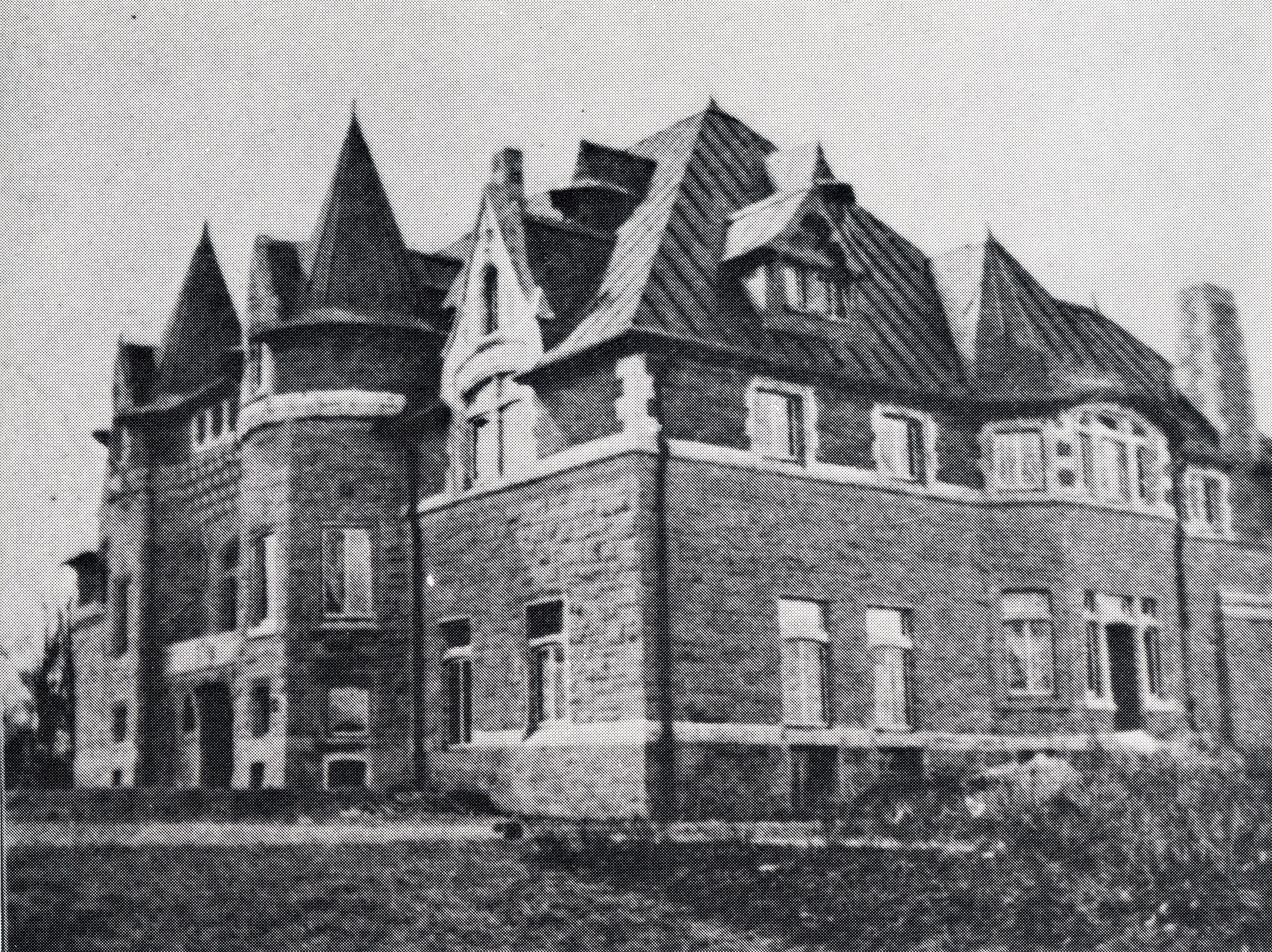 1. La maison Richard-Bladworth-Angus, dite « Pine Bluff », 218 Chemin Senneville, Senneville. Source Communauté Urbaine de Montréal, Répertoire d’architecture traditionnelle sur le territoire de la Communauté Urbaine de Montréal : Les résidences, Service de la planification du territoire (CUM), 1987, 803 p., page 41.