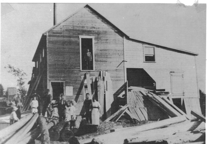 Vers 1915 — Arrière-grand-père Augustin Cliche à l’étage du premier Moulin Cliche.