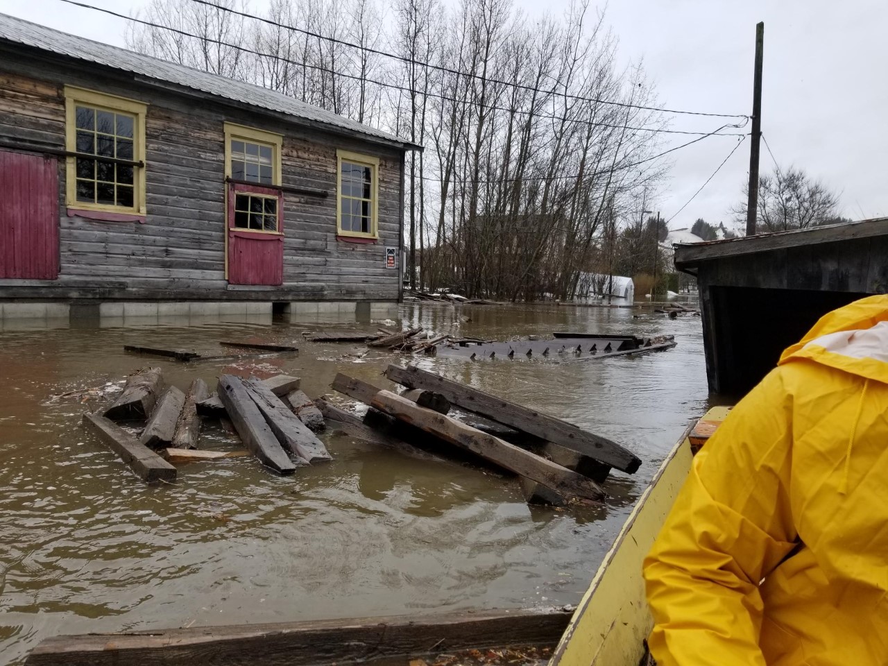 Inondation de 2019 — Bois à la dérive au-dessus de la rue du Moulin.