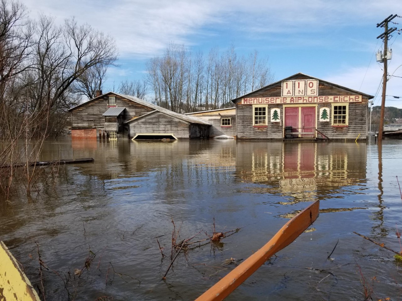 Inondation de 2019 — Niveau au plus haut face à la menuiserie et la scierie.