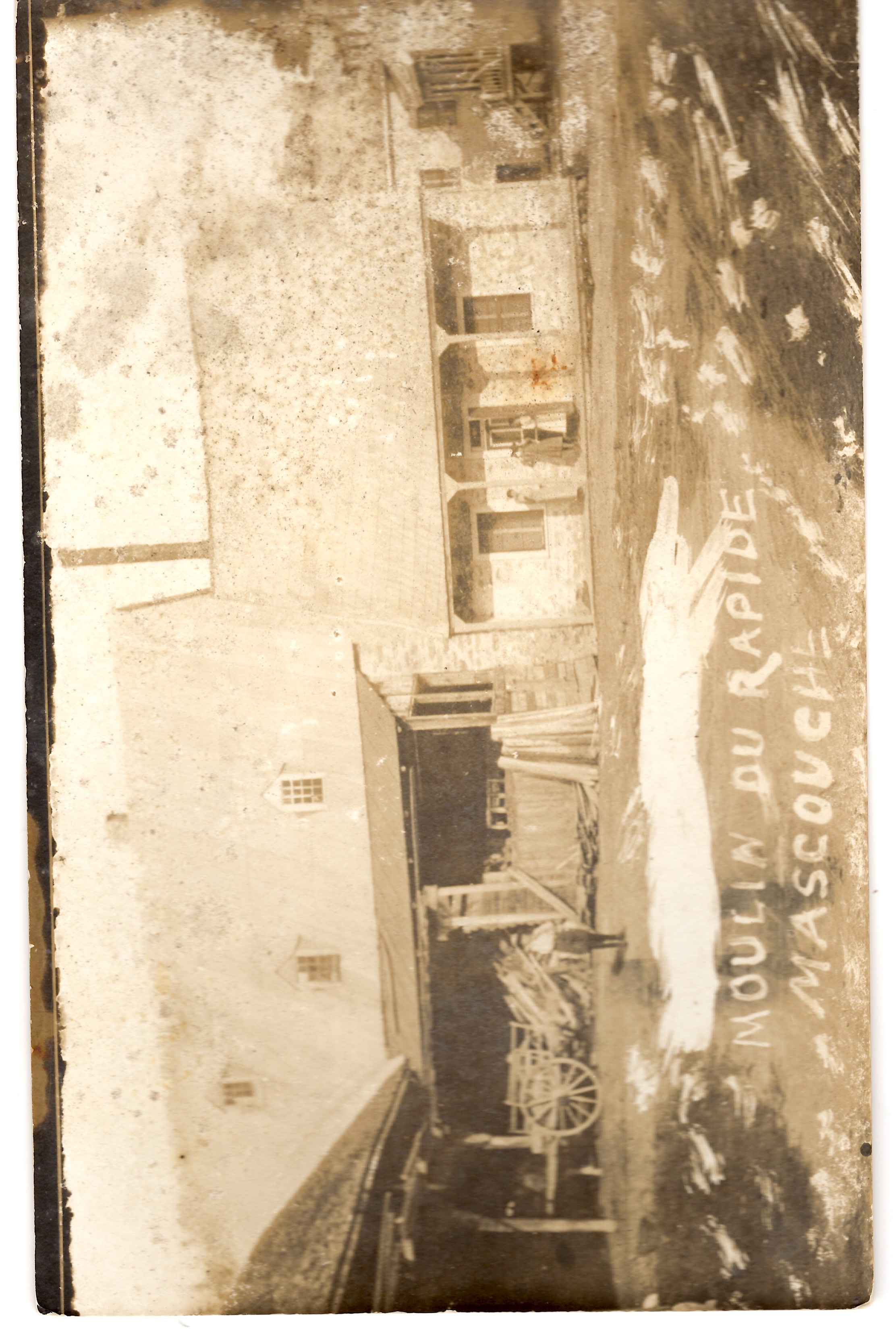 De gauche à droite : le moulin et la maison du meunier, vers 1925, alors que le domaine est la propriété de la famille Corbeil de Mascouche. Source : Collection SODAM, fonds Pauline Guilbault Corbeil.