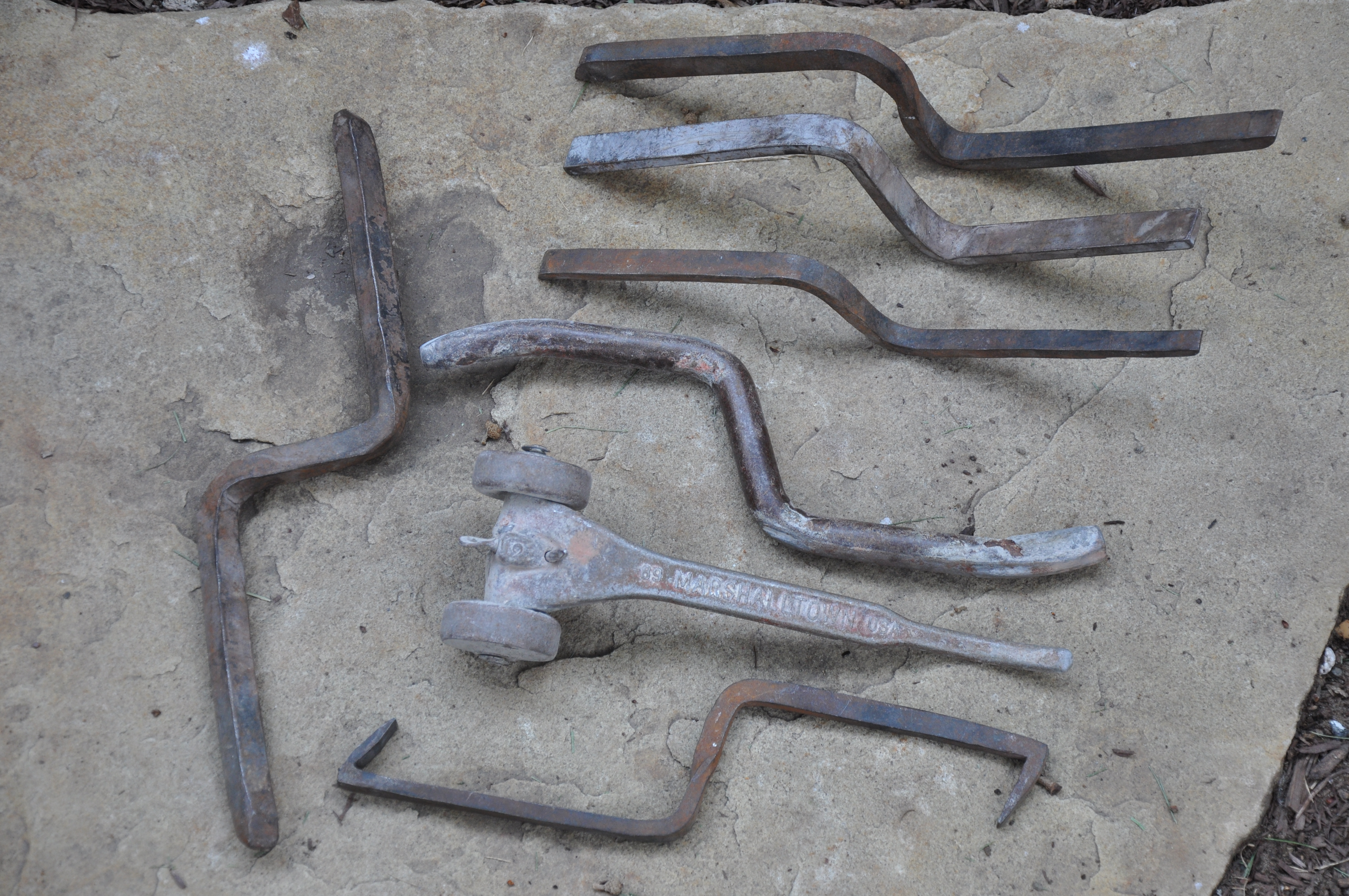 Fer pour joints creux, bicycle pour joints creux, fer rond, fers à lisser de différentes largeurs et fer en losange pour joint en V (rarement vu).