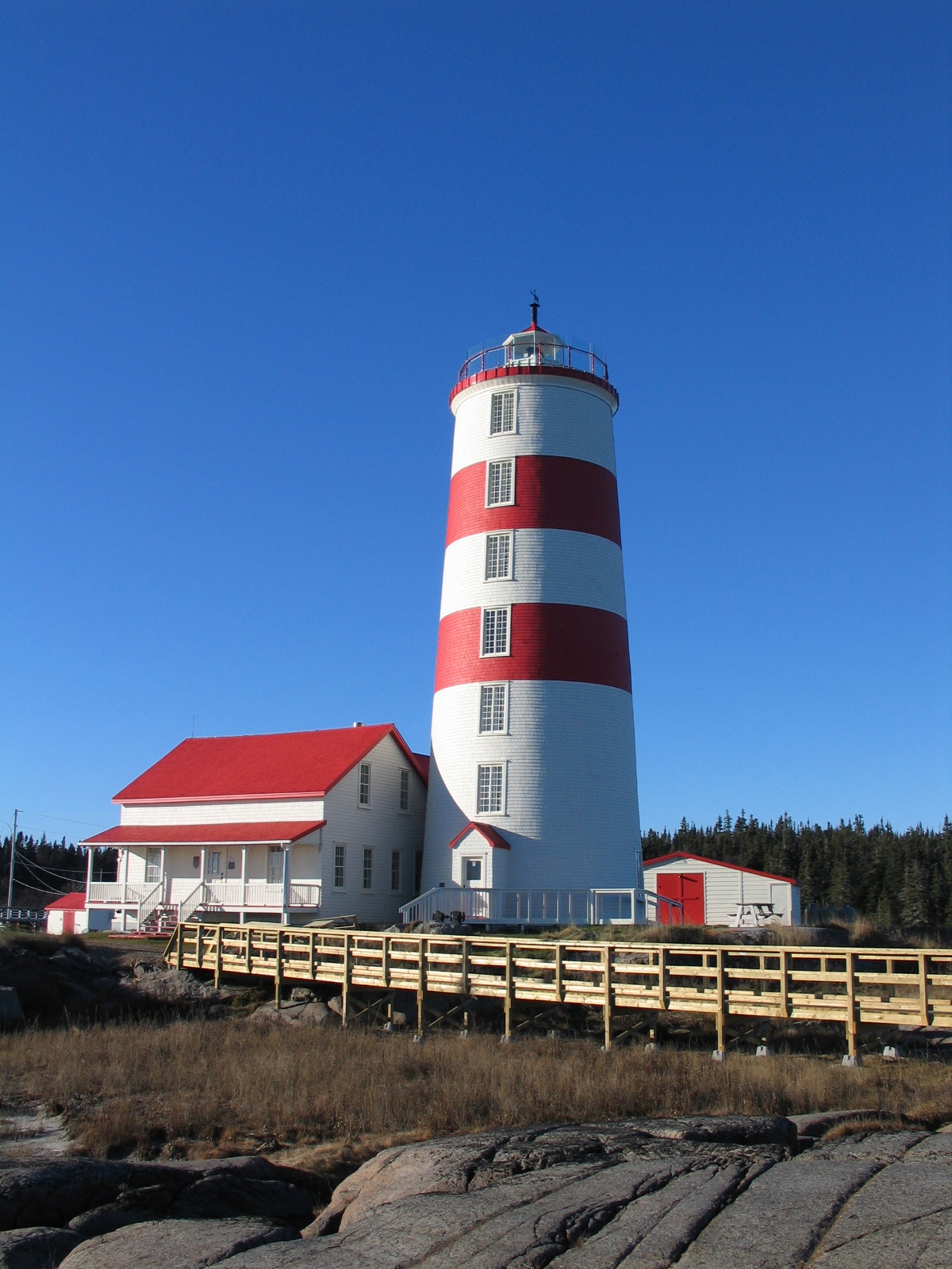  1. Le phare de Pointe-des-Monts et la résidence des gardiens construite en 1911-1912. Photo : Patrick Matte