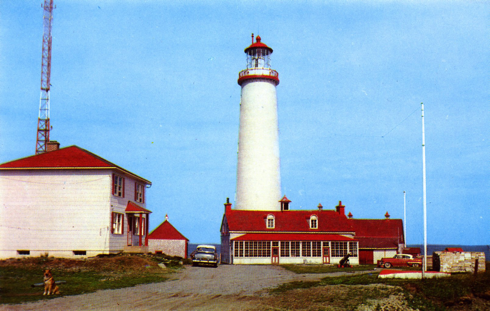 3. L’ancienne demeure du gardien côtoie la nouvelle maison des années 1960 à côté de la tour impériale de Cap-des-Rosiers. Carte postale : Collection Jean Cloutier