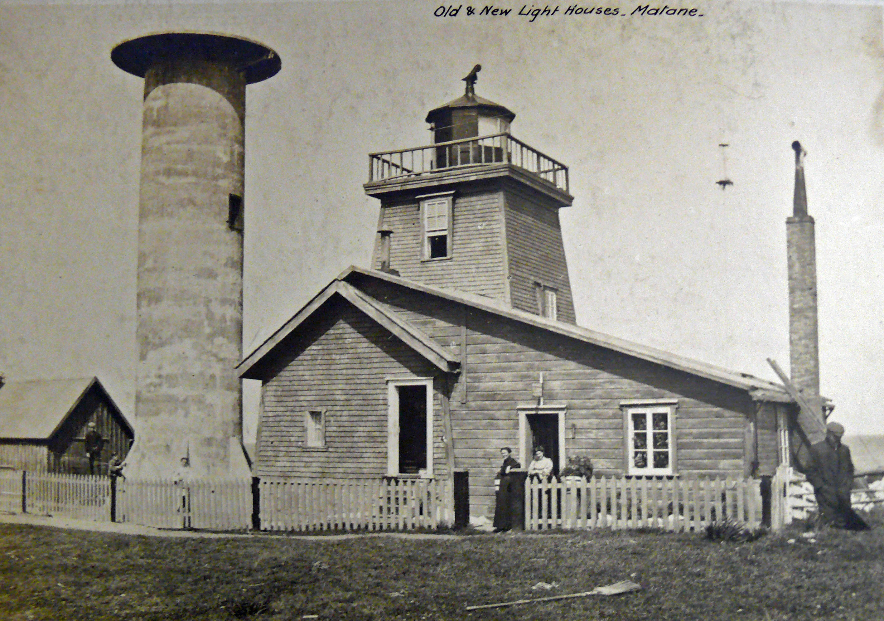 5. Le phare de Matane lors de la construction de la tour en béton armé en 1907. À droite, on retrouve l’ancien phare de bois et la maison du gardien. Photo : Archives nationales du Canada