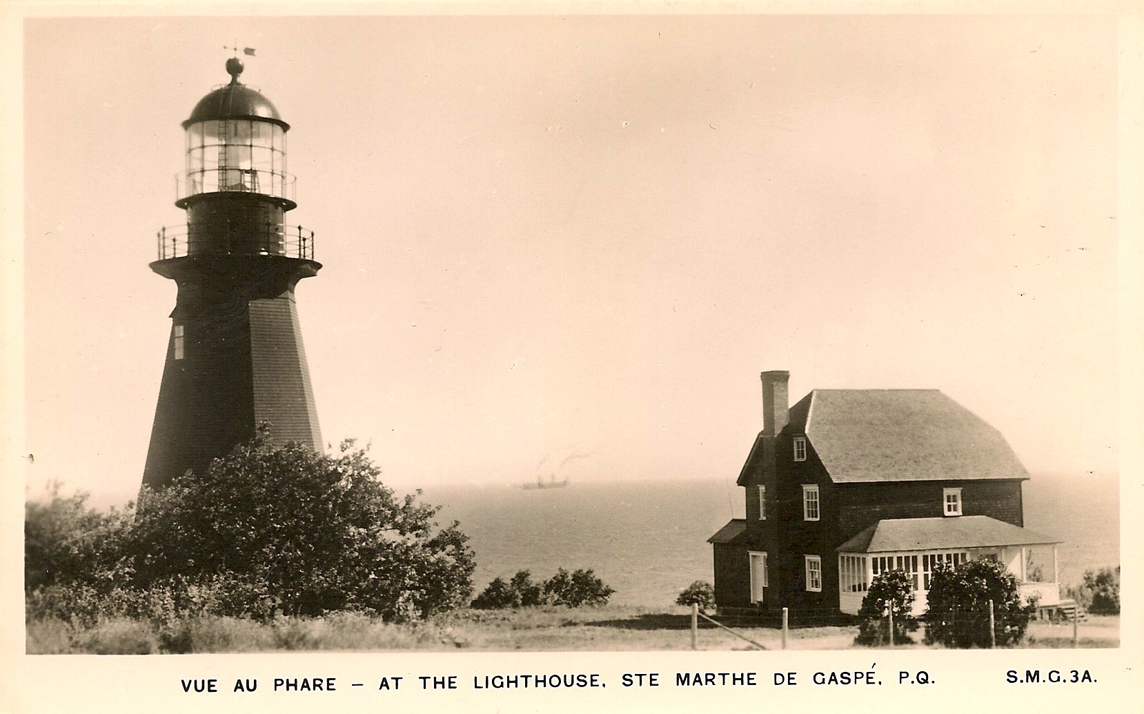 6. Phare de La Martre ainsi que la maison avec son toit avec demi-croupes. Carte postale. Collection Jean Cloutier