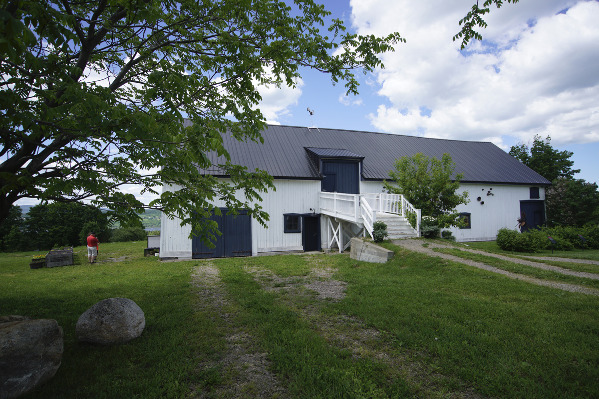 2. Grange longue québécoise de la ferme viticole Monna 