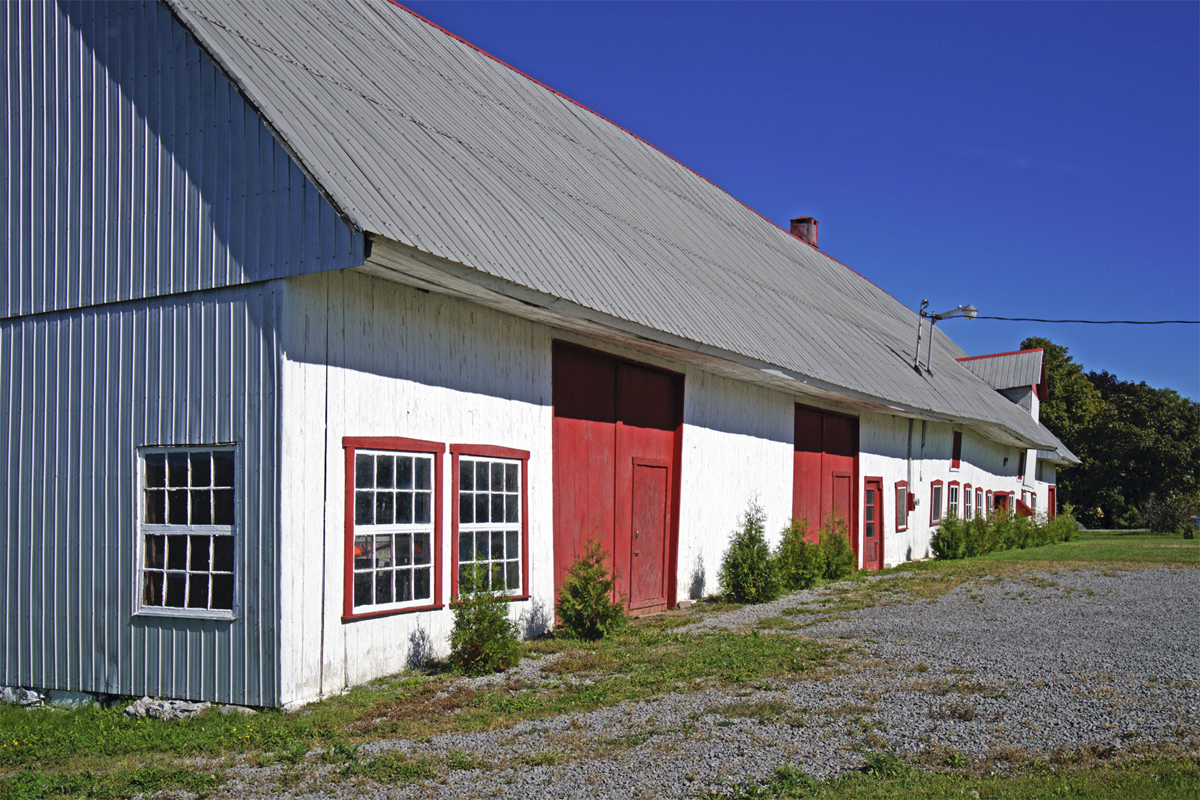 4. Le versant sud de la grange-étable québécoise Canac-Marquis.