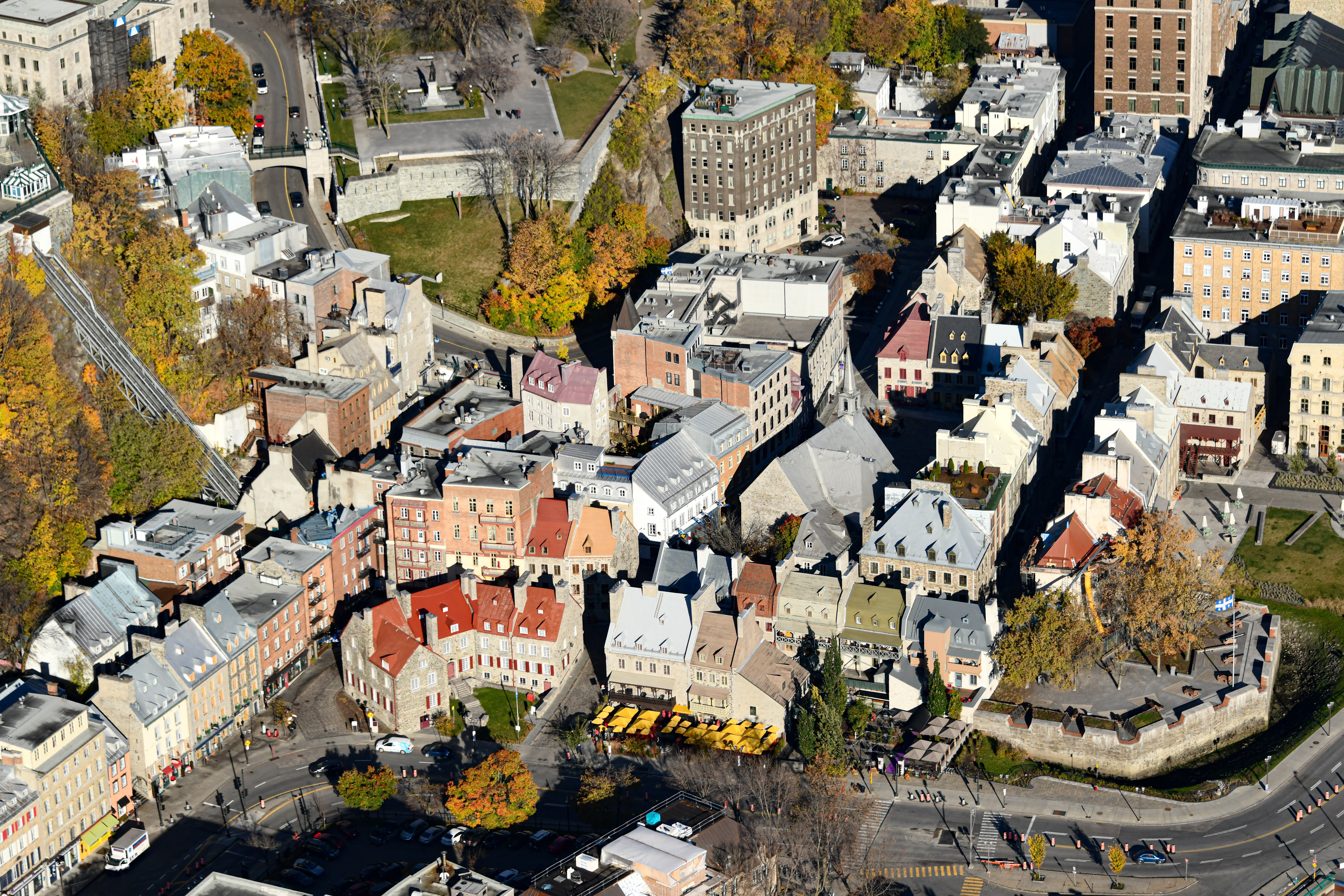 Vue du secteur Place Royale. Au premier plan au centre-gauche de l’image, la maison Chevalier, constituée de quatre bâtiments disposés en fer à cheval. Photo : Pierre Lahoud.