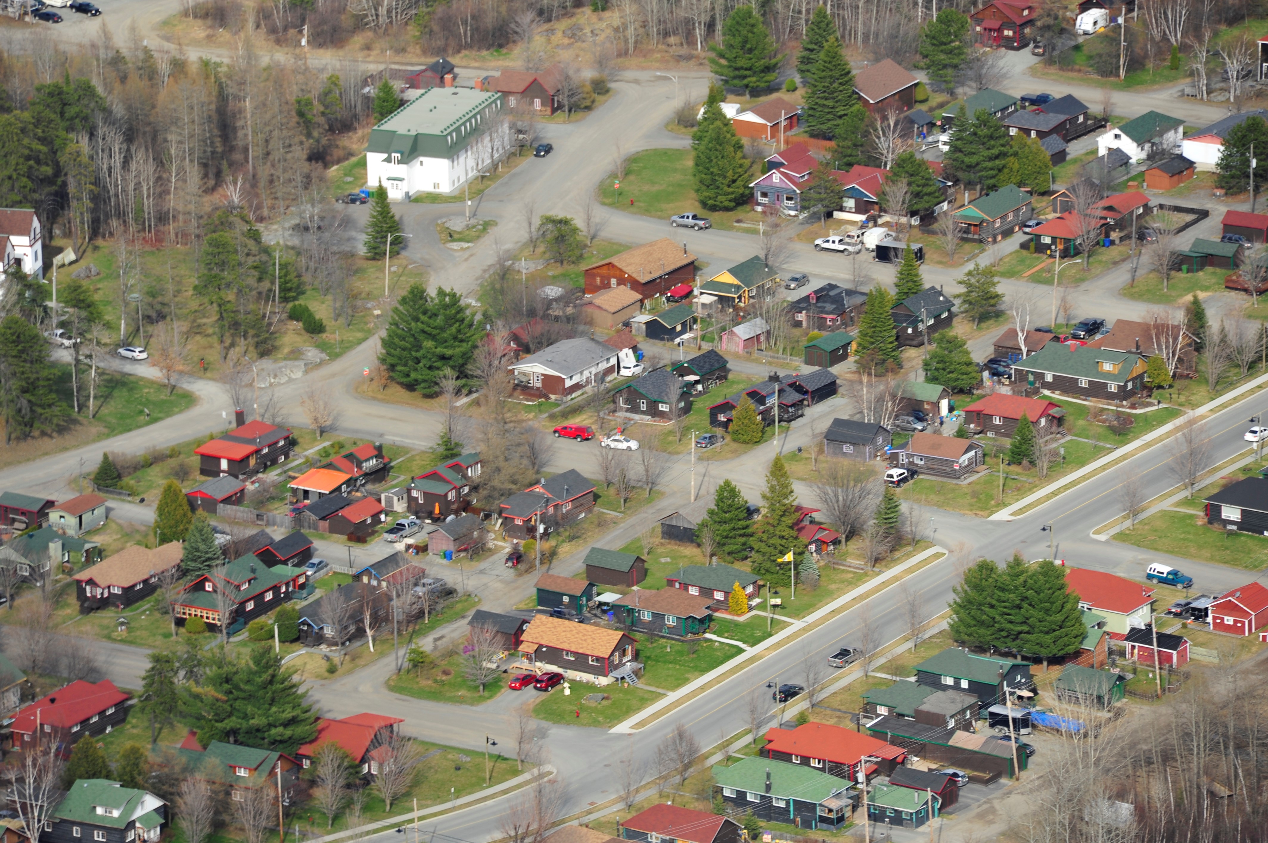 Vue aérienne du site patrimonial du Village-Minier-de-Bourlamaque. Gracieuseté : Pierre Lahoud — 2012
