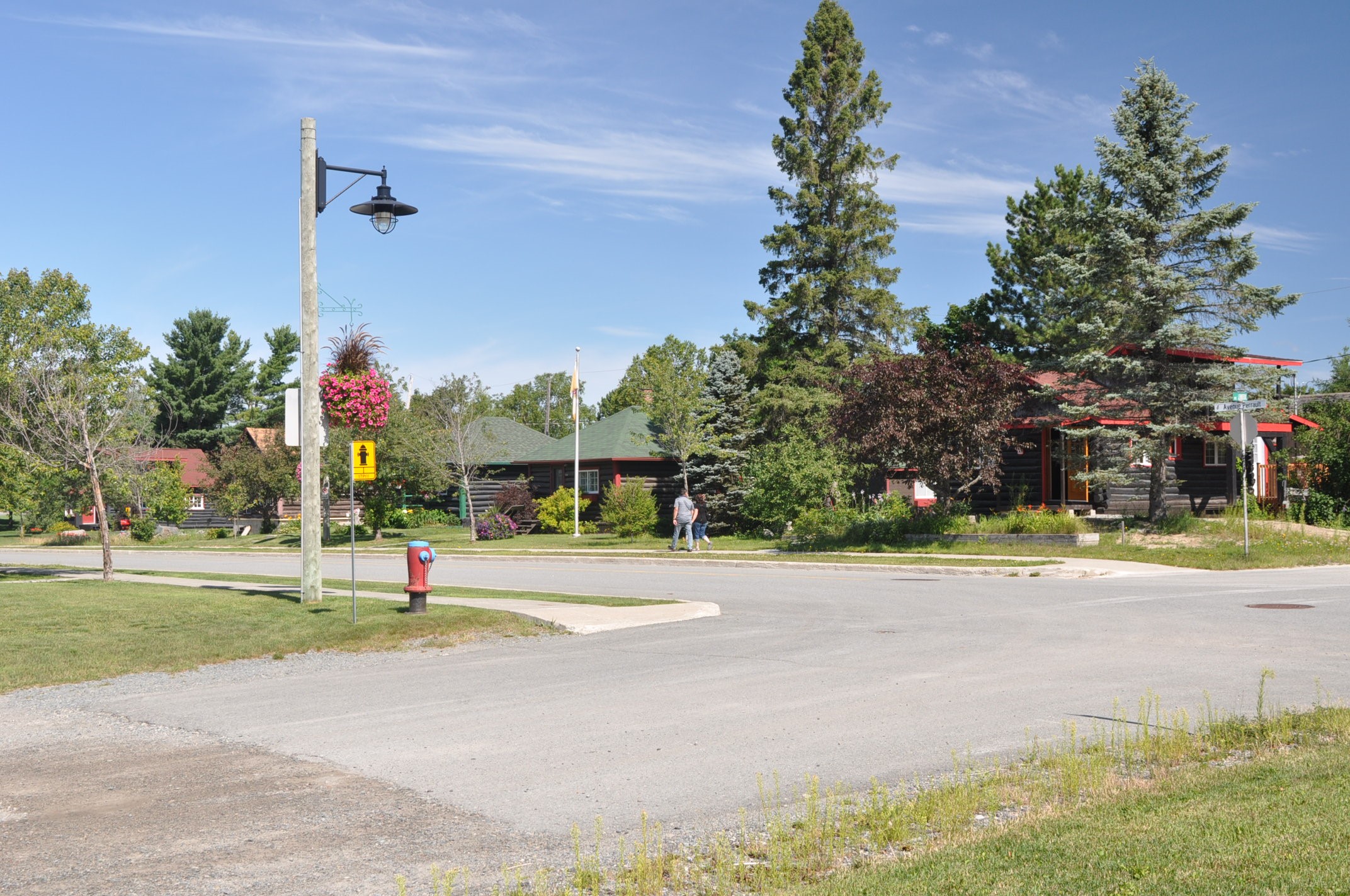 Ensemble de maisons du village et leur environnement paysager attrayant.