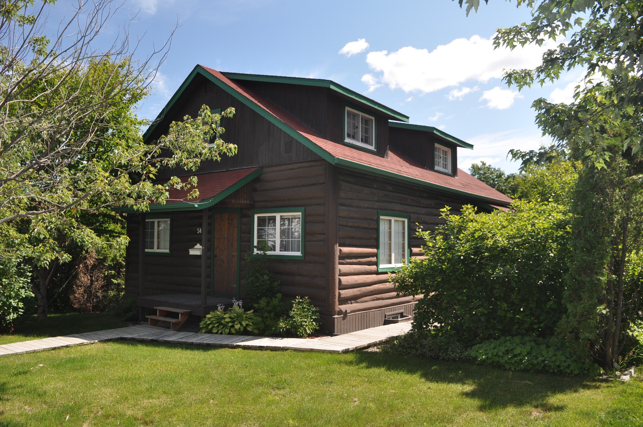 Maison avec sa toiture à deux versants.