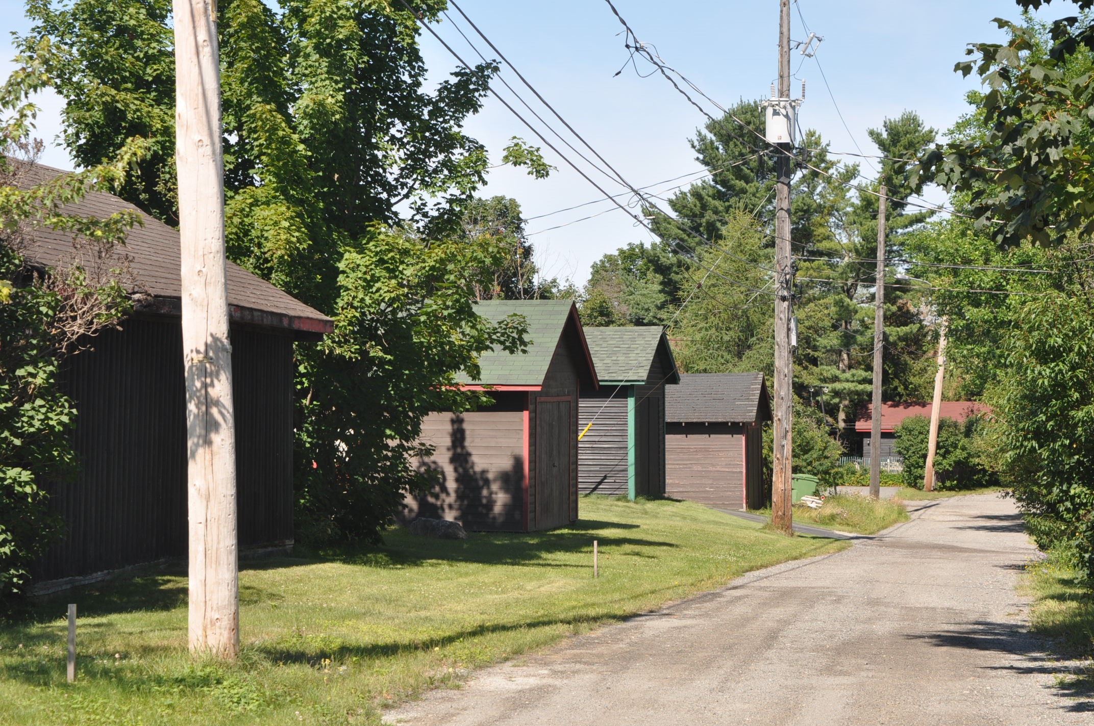 Vue d’une ruelle et son alignement de garages.