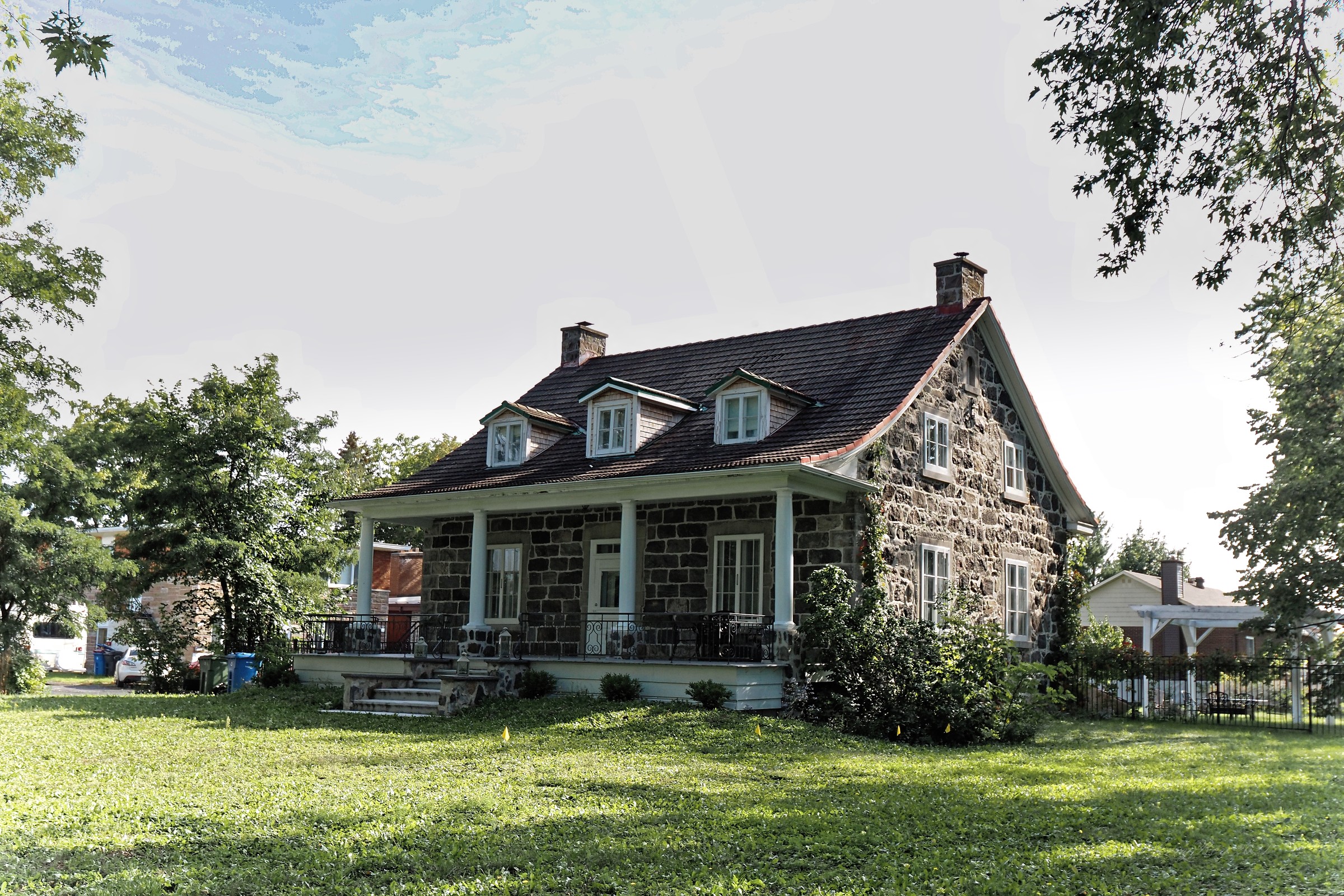 Sise au 5445, chemin de Chambly, la maison Paré.