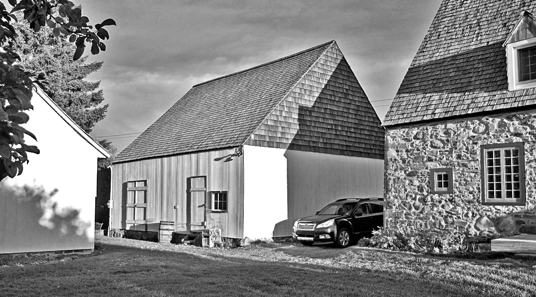 Restauration d’une remise de ferme de la fin XVIIIe siècle à Île d’Orléans transformé en atelier/galerie d’art. Photo : Arthur Plumpton.