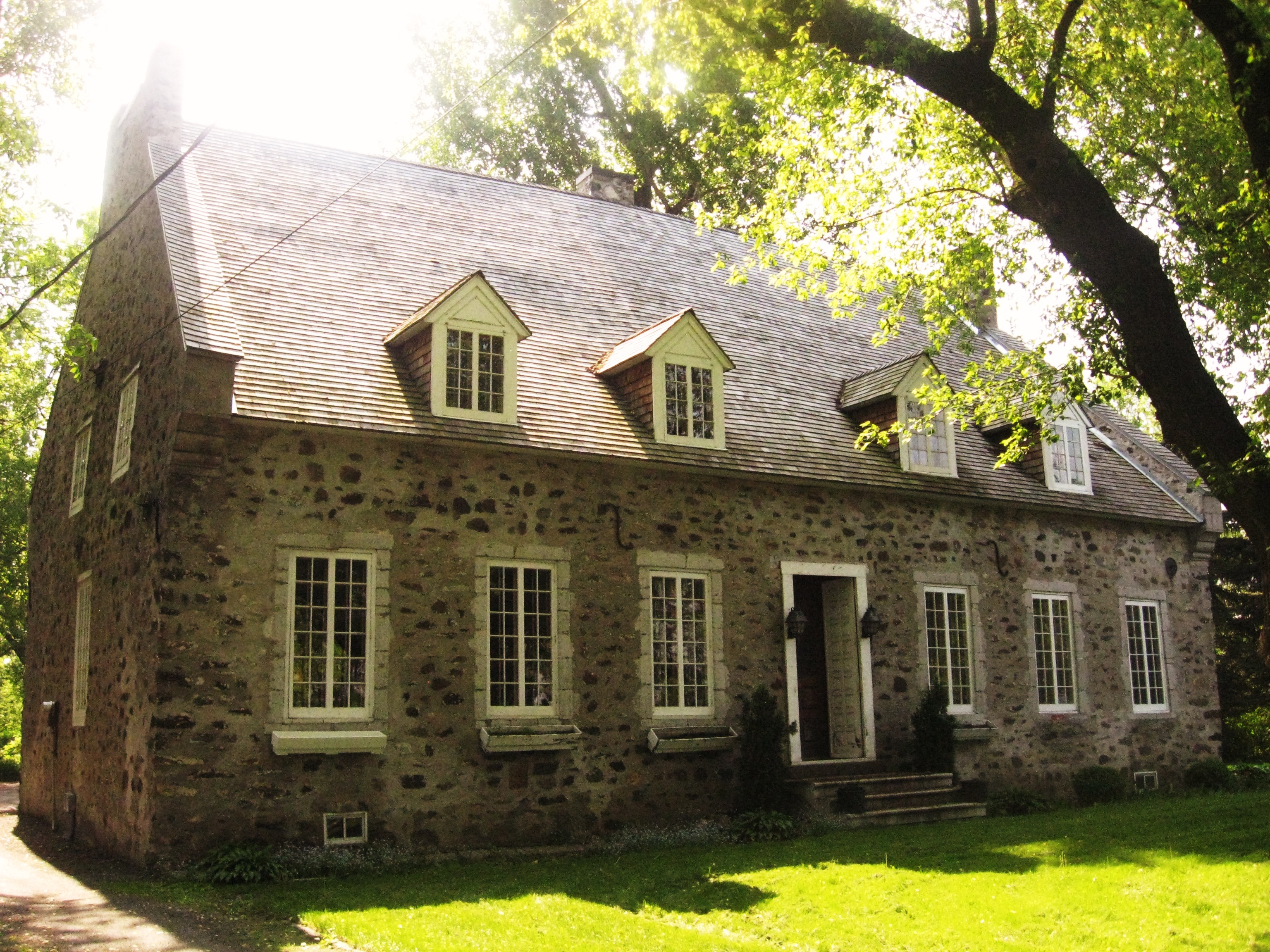 Le manoir François-Pierre Boucher (Boucherville), dont l’analyse a indiqué trois phases de construction: 1741 à 1742, 1753 à 1755 et 1793 à 1794.