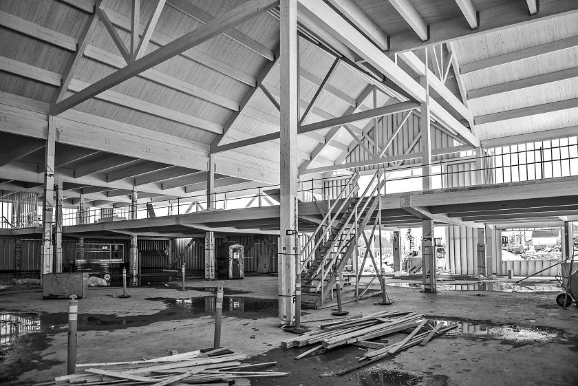 Une épicerie moderne munie de charpente traditionnelle fermes-pannes et parements en bois – un modèle d’intervention pour les nouveaux bâtiments de ferme? Photo grâce à Nordic Structures, Stéfane Groleau.