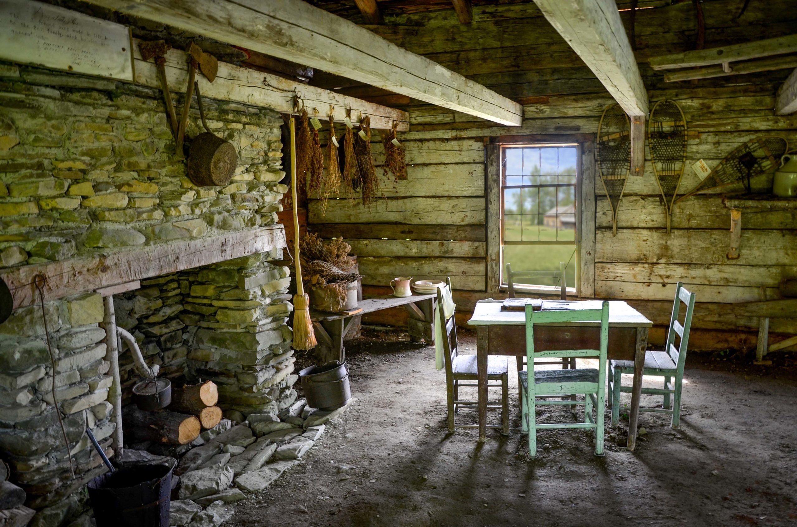 Intérieur de la maison Roy sur terre battue