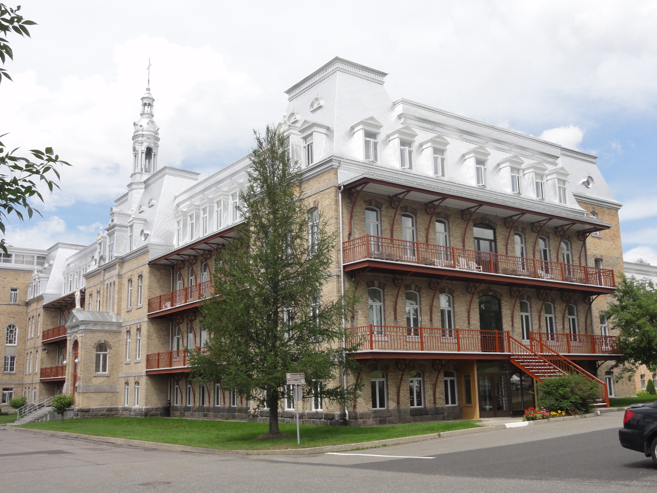 Maison mère et couvent des Sœurs Notre-Dame-du-Perpétuel-Secours. Élisabeth Lapointe 2011, Société historique de Bellechasse