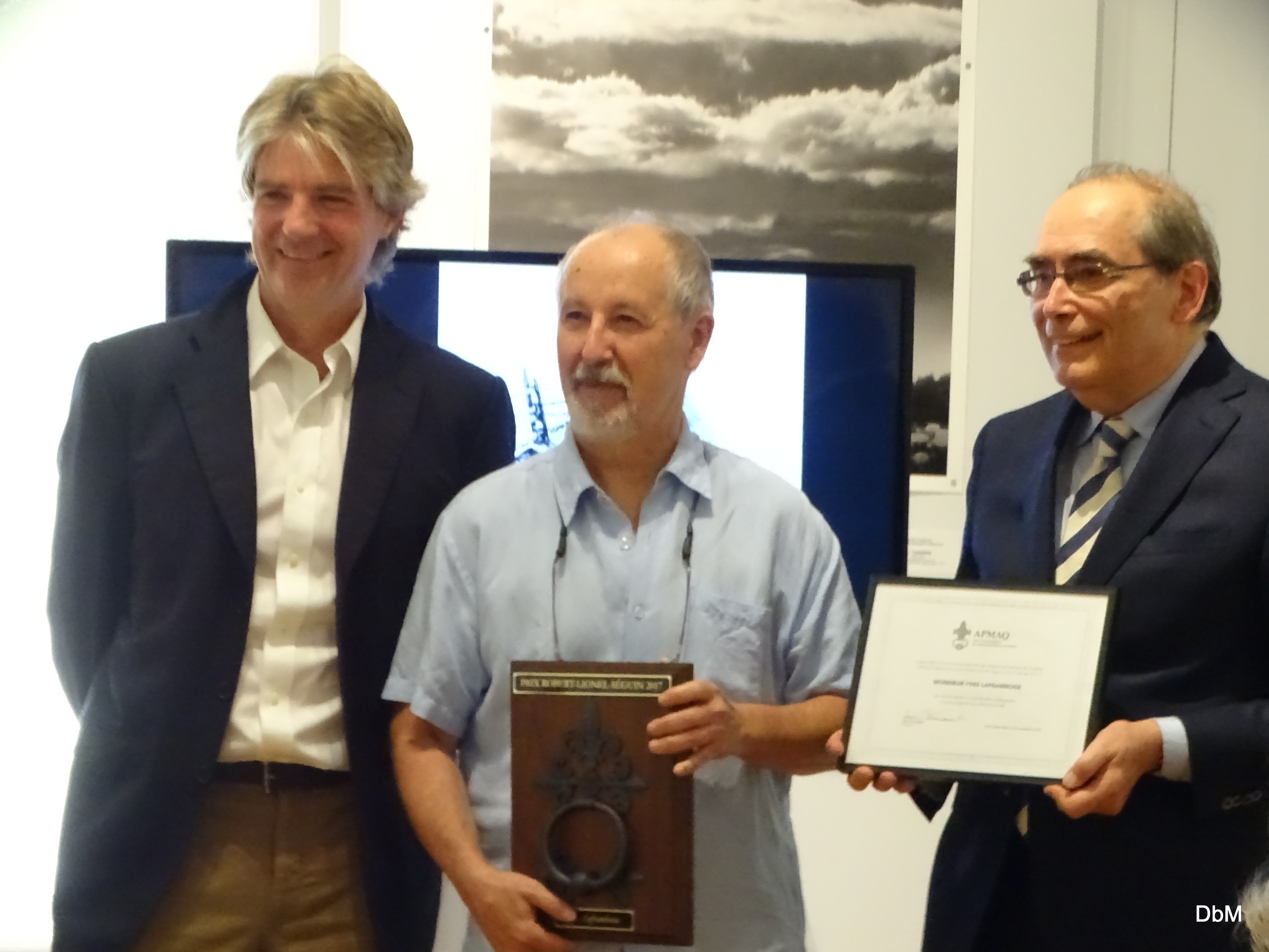 Alexander Reford, directeur des Jardins de Métis, remet le prix Robert-Lionel-Séguin à Yves Laframboise. Crédit photo : Jerry Roy