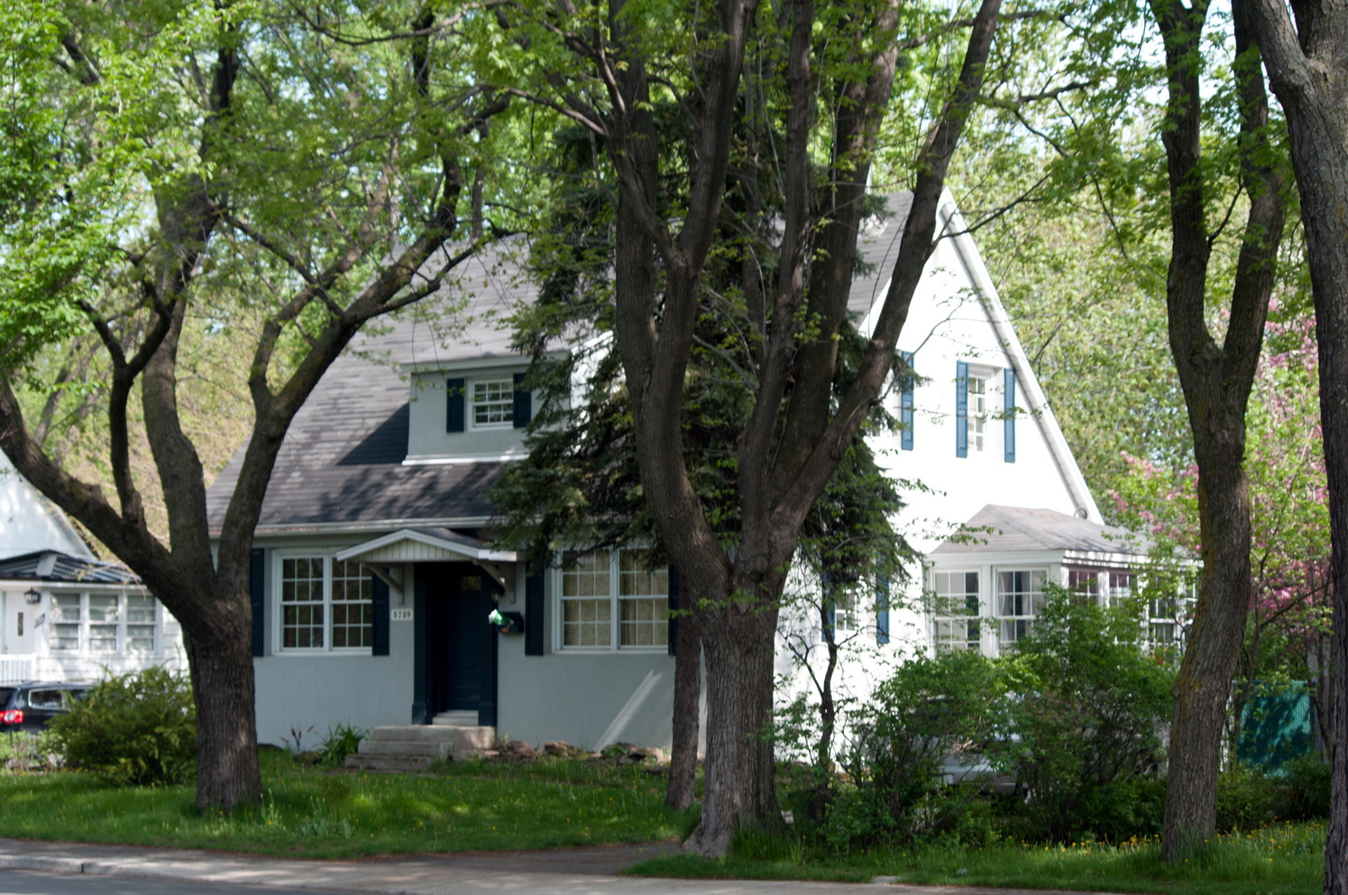 Une maison de la Cité-jardin du Tricentenaire Source : Pierre R. Chantelois. Les beautés de Montréal, https://lesbeautesde montreal.com