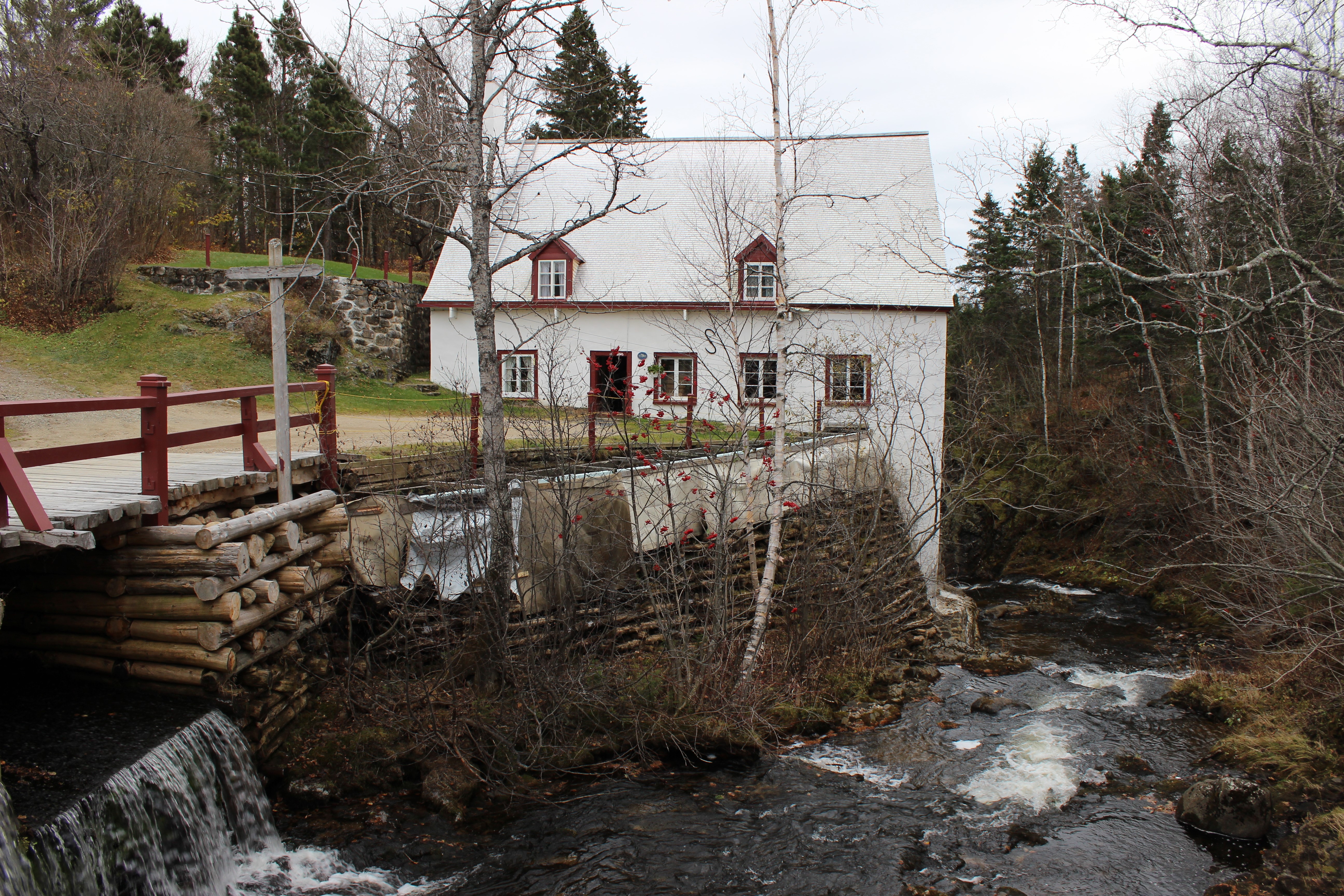 Le Moulin banal depuis l’extérieur, Les Éboulements (Charlevoix), octobre 2014 ©Mardjane Amin/ HCQ.